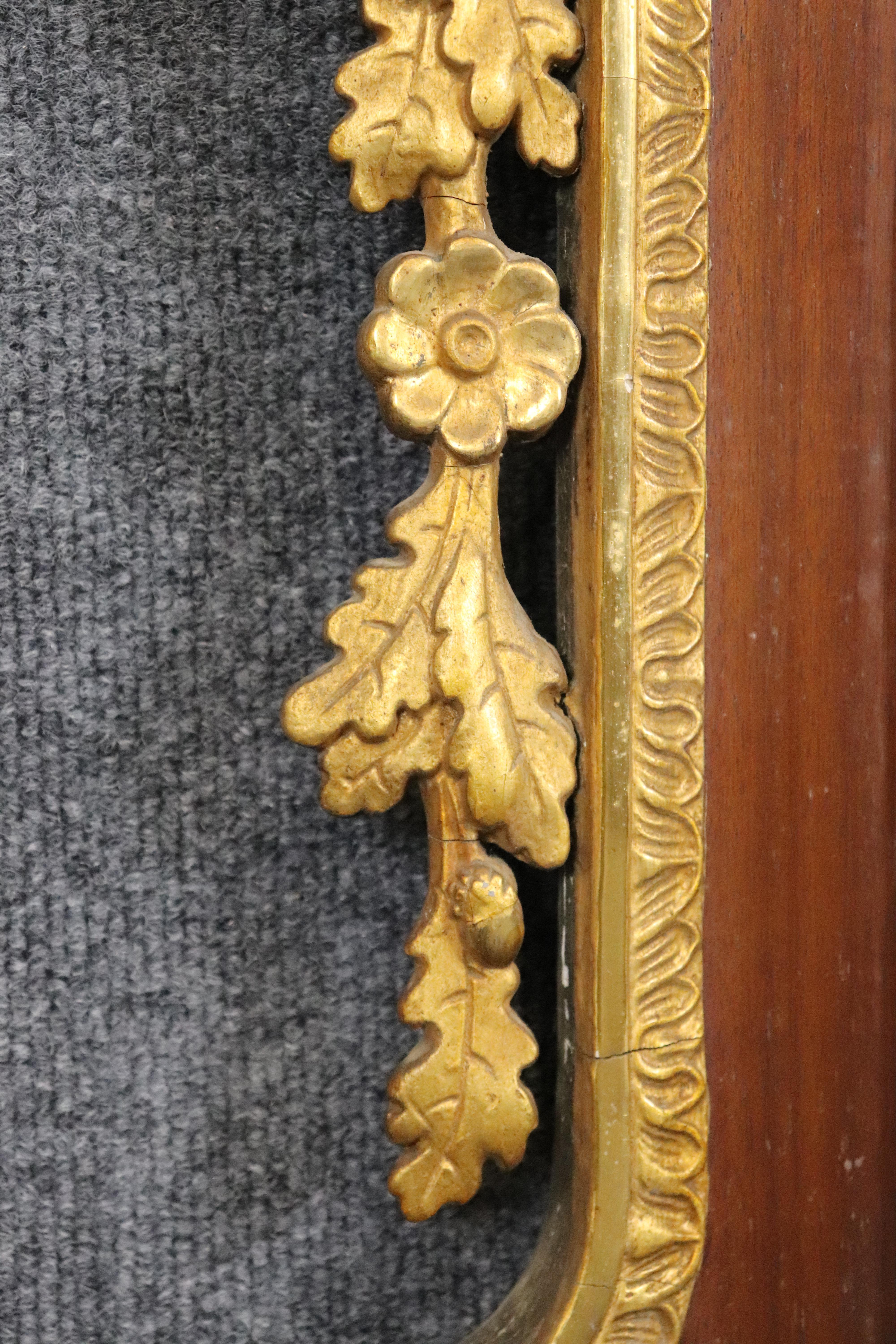 Antique miroir mural fédéral américain du centenaire, sculpté d'un aigle et en acajou doré en vente 4