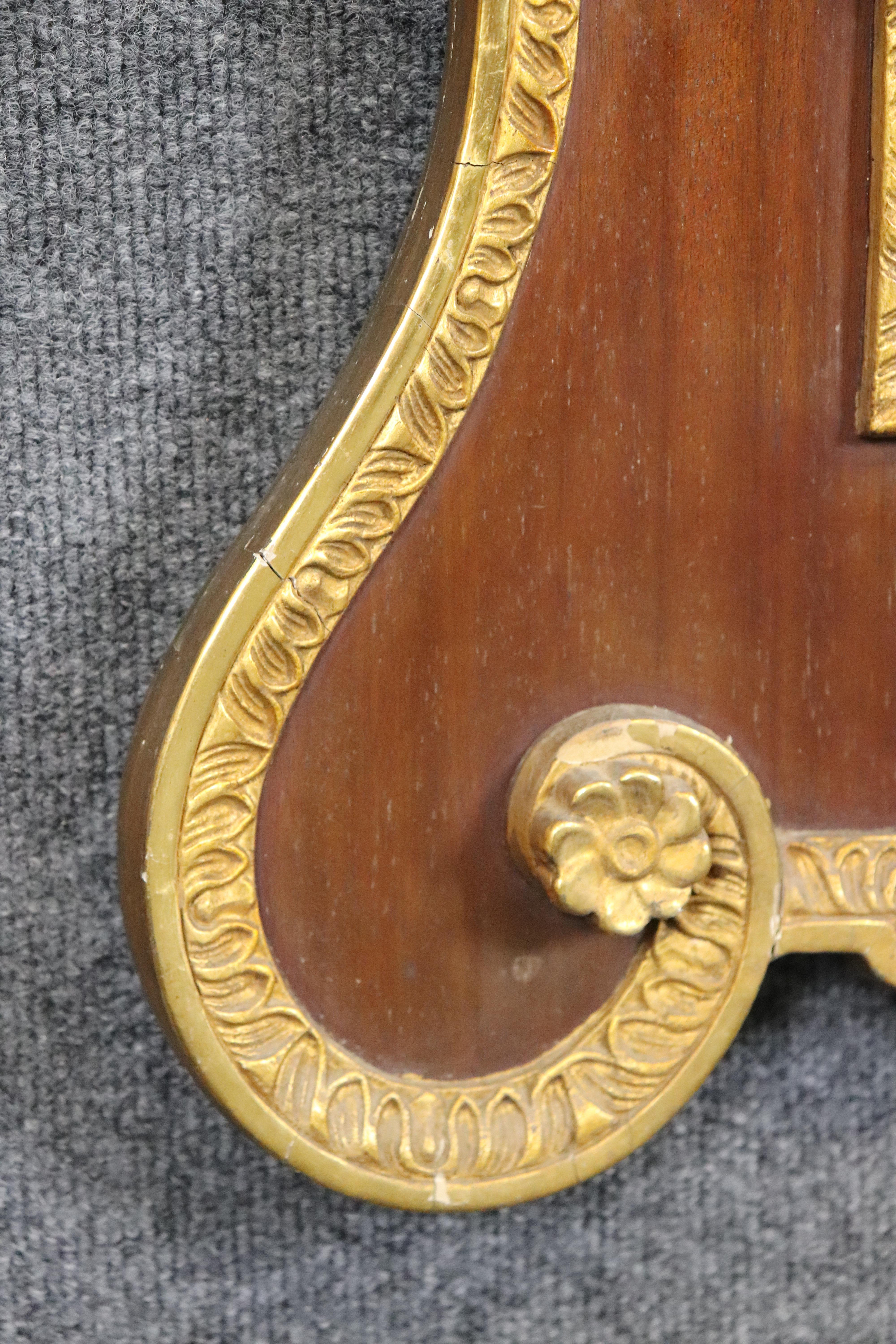 Antique miroir mural fédéral américain du centenaire, sculpté d'un aigle et en acajou doré en vente 5