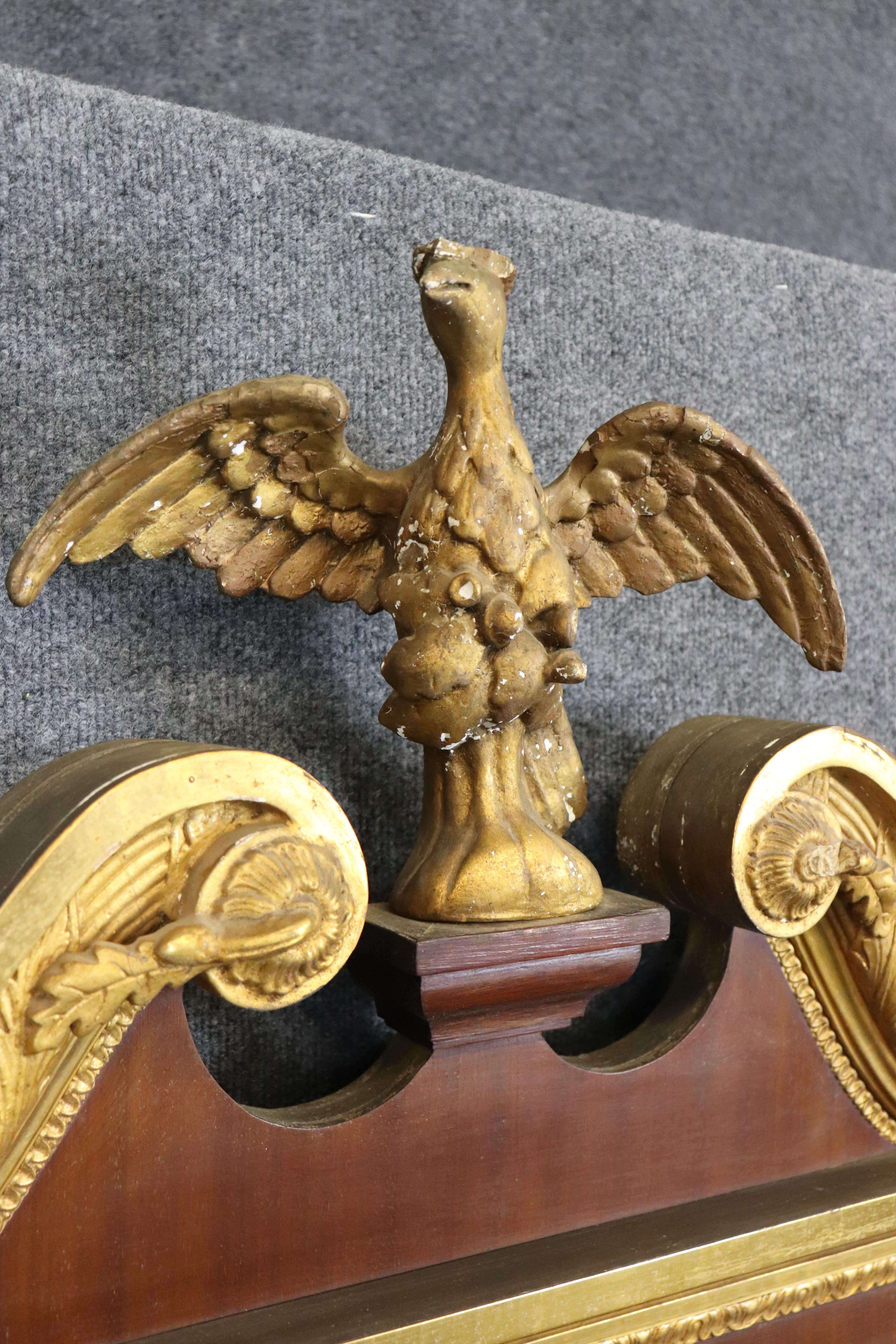 Il s'agit d'un superbe miroir américain du Centenaire, datant de 1876, avec un magnifique aigle doré sur le dessus, des guirlandes et des détails sur le reste du cadre en acajou. Le cadre est en bon état antique avec des signes mineurs d'âge et