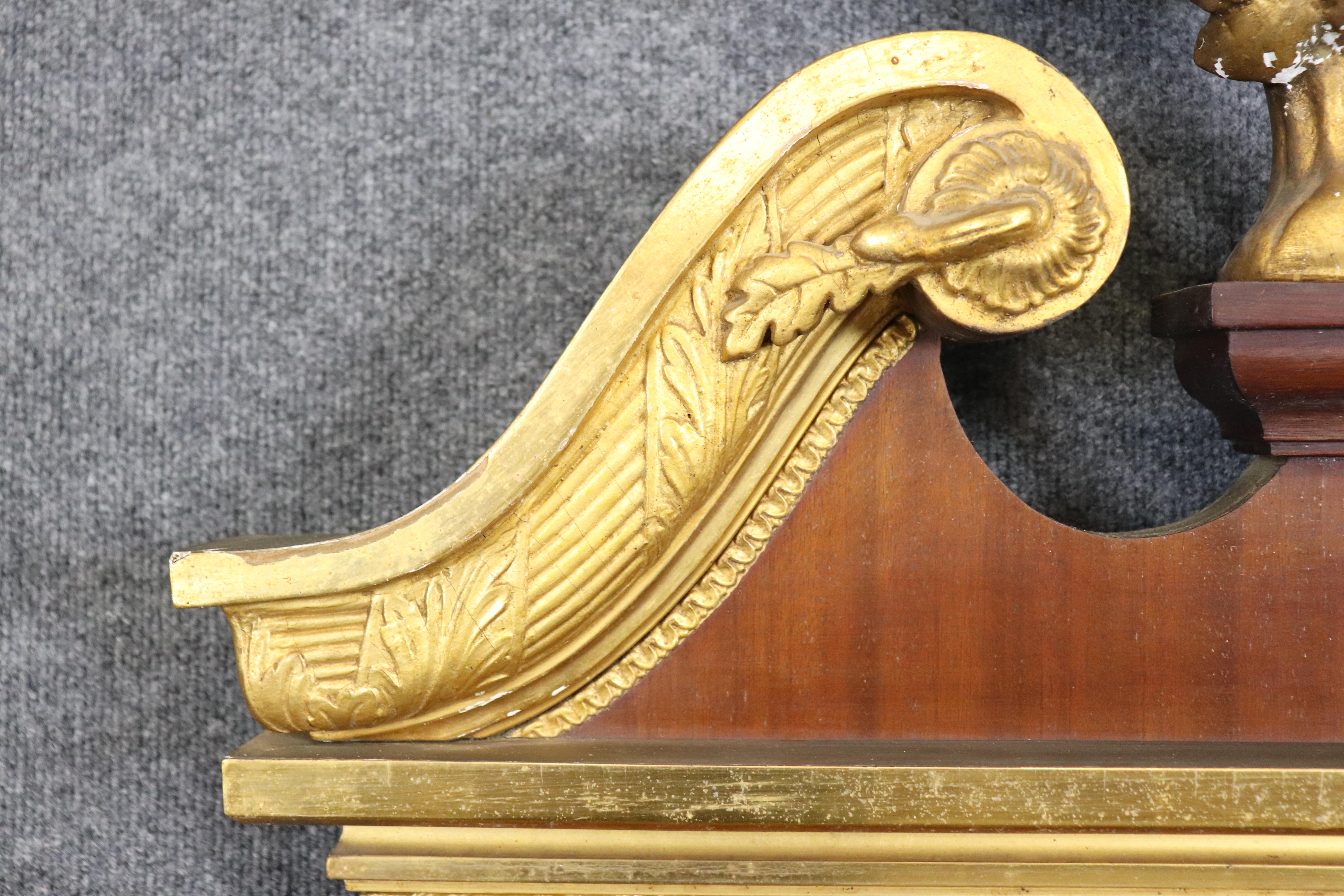 Fédéral Antique miroir mural fédéral américain du centenaire, sculpté d'un aigle et en acajou doré en vente