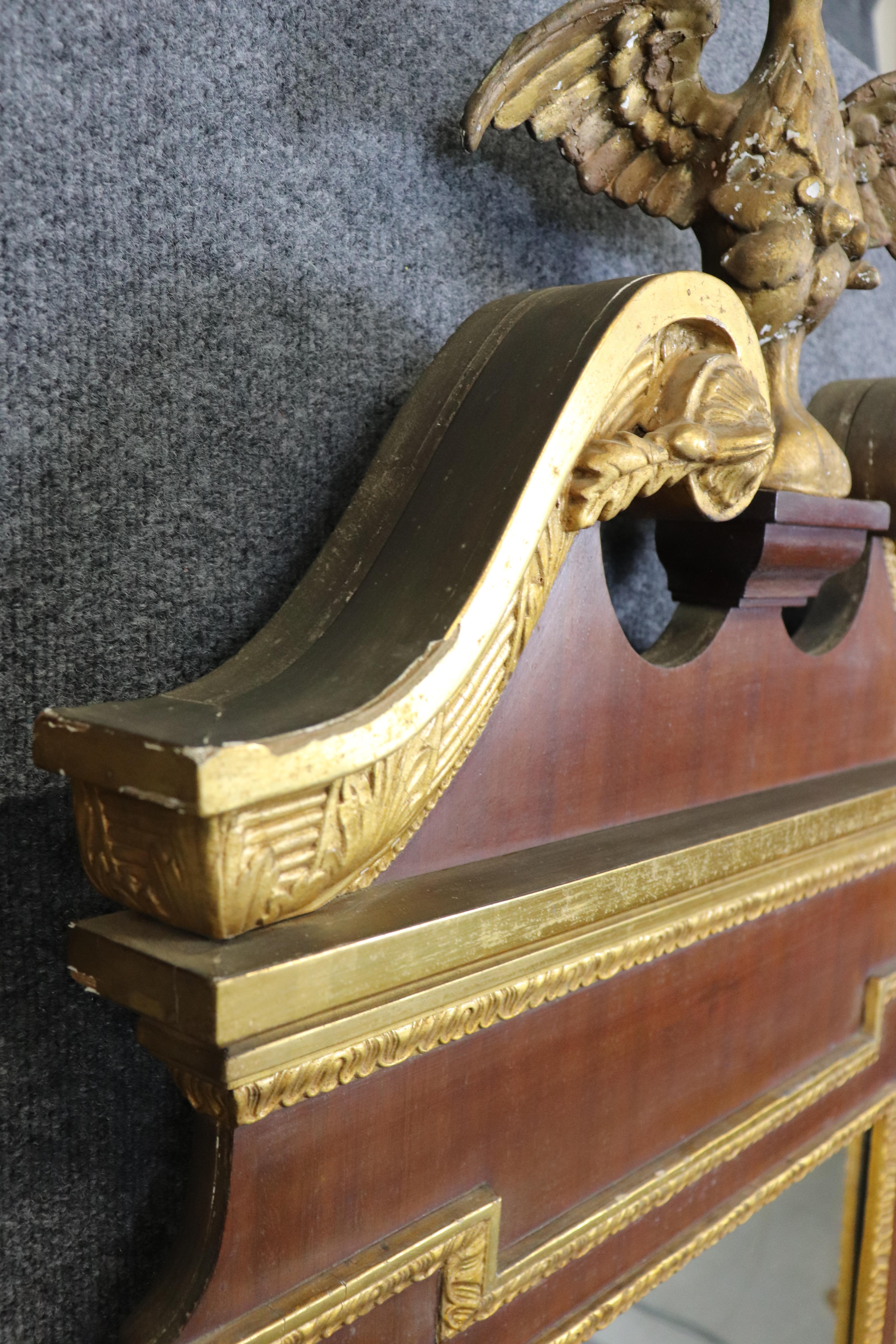 Américain Antique miroir mural fédéral américain du centenaire, sculpté d'un aigle et en acajou doré en vente