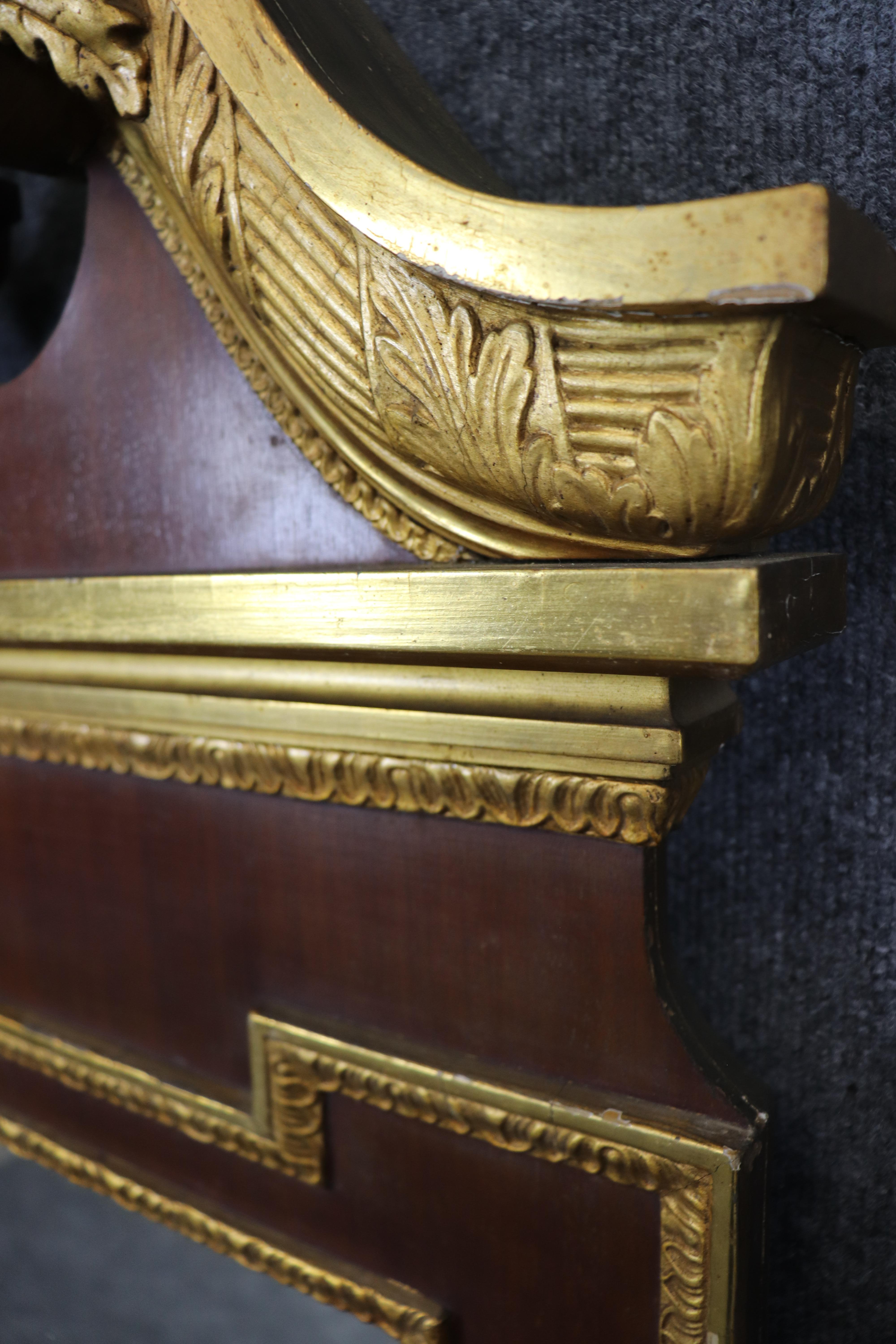 Fin du XIXe siècle Antique miroir mural fédéral américain du centenaire, sculpté d'un aigle et en acajou doré en vente