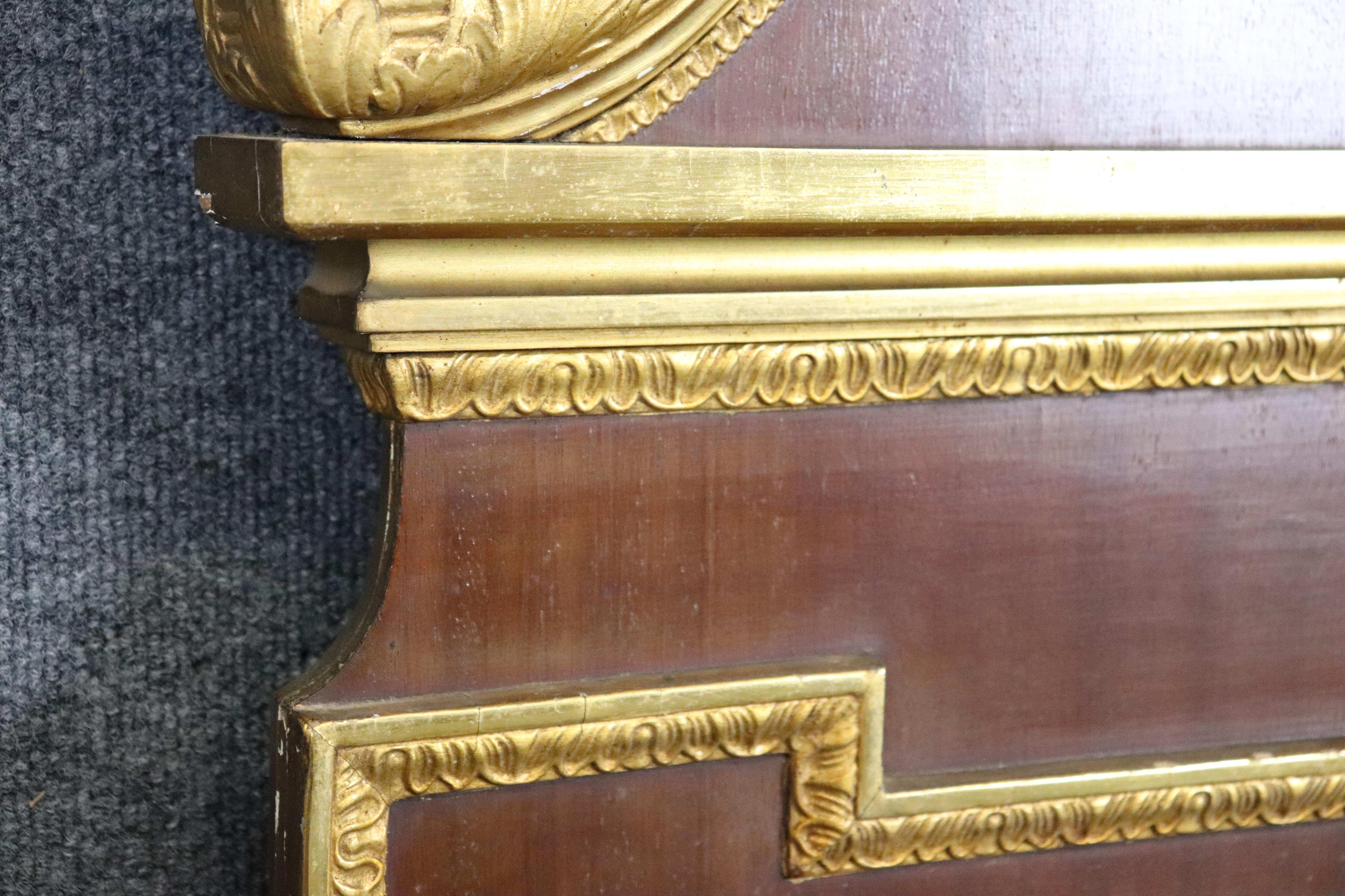 Antique miroir mural fédéral américain du centenaire, sculpté d'un aigle et en acajou doré en vente 1