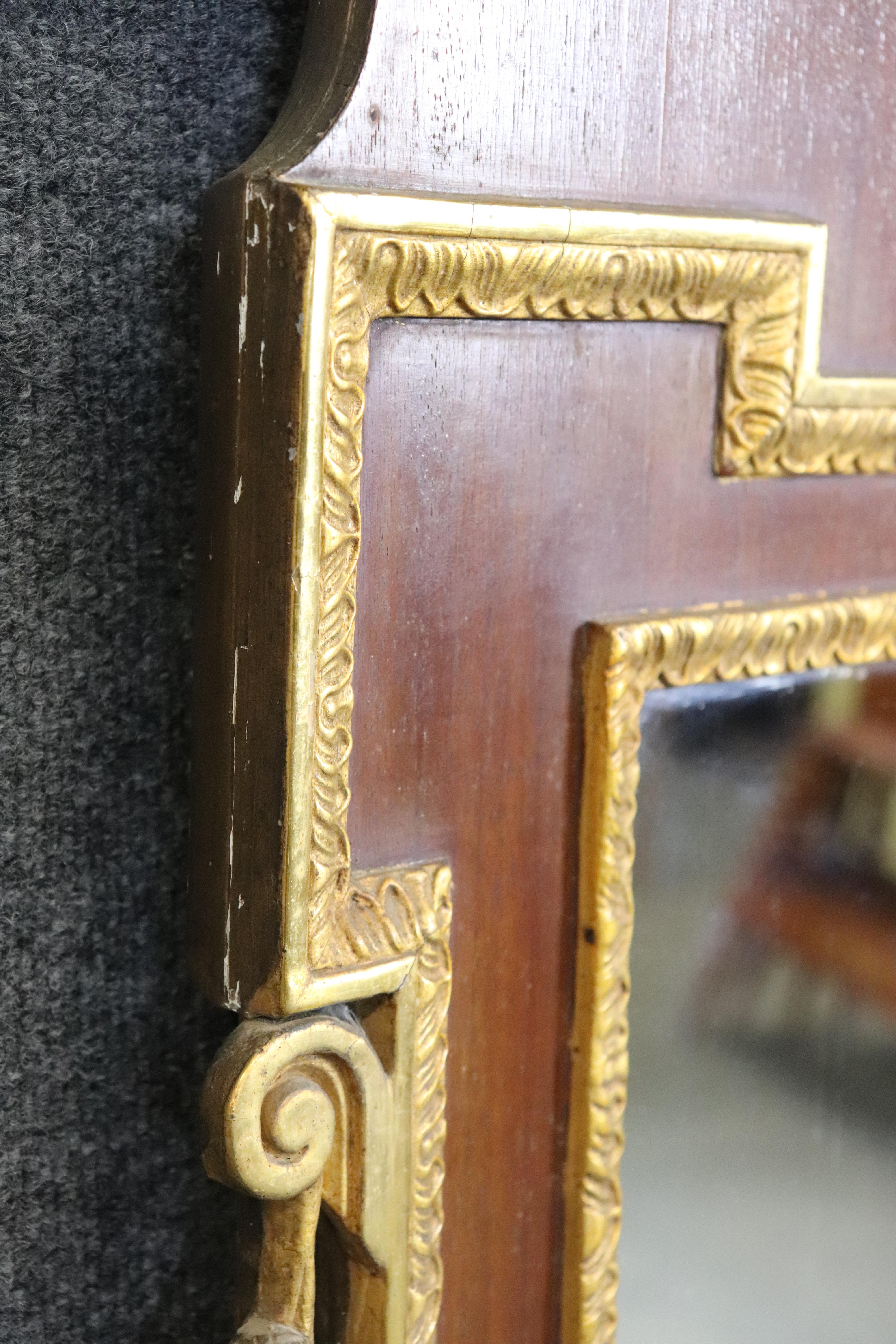 Antique miroir mural fédéral américain du centenaire, sculpté d'un aigle et en acajou doré en vente 2