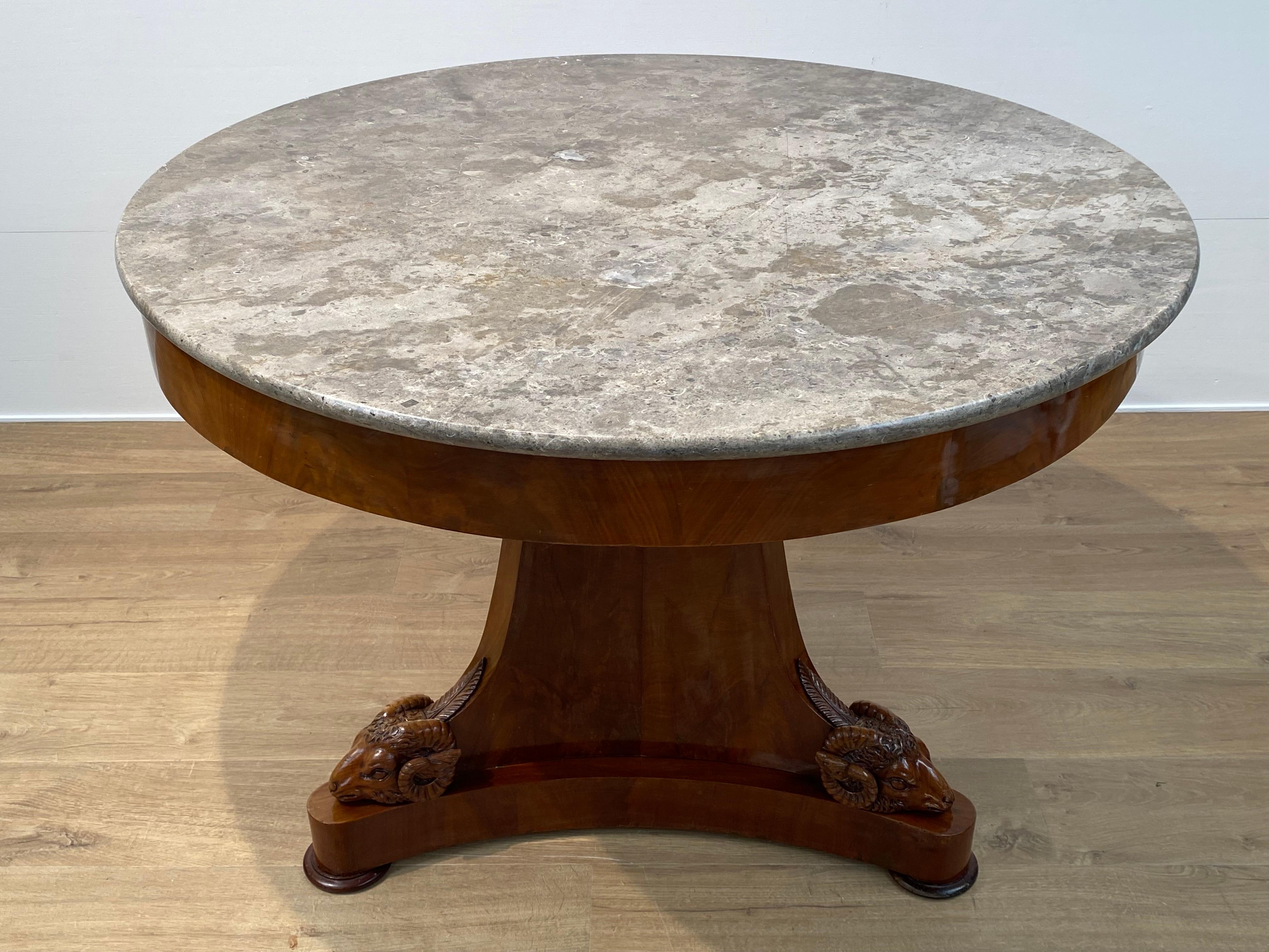 Table centrale ancienne sur un pied central en vente 4