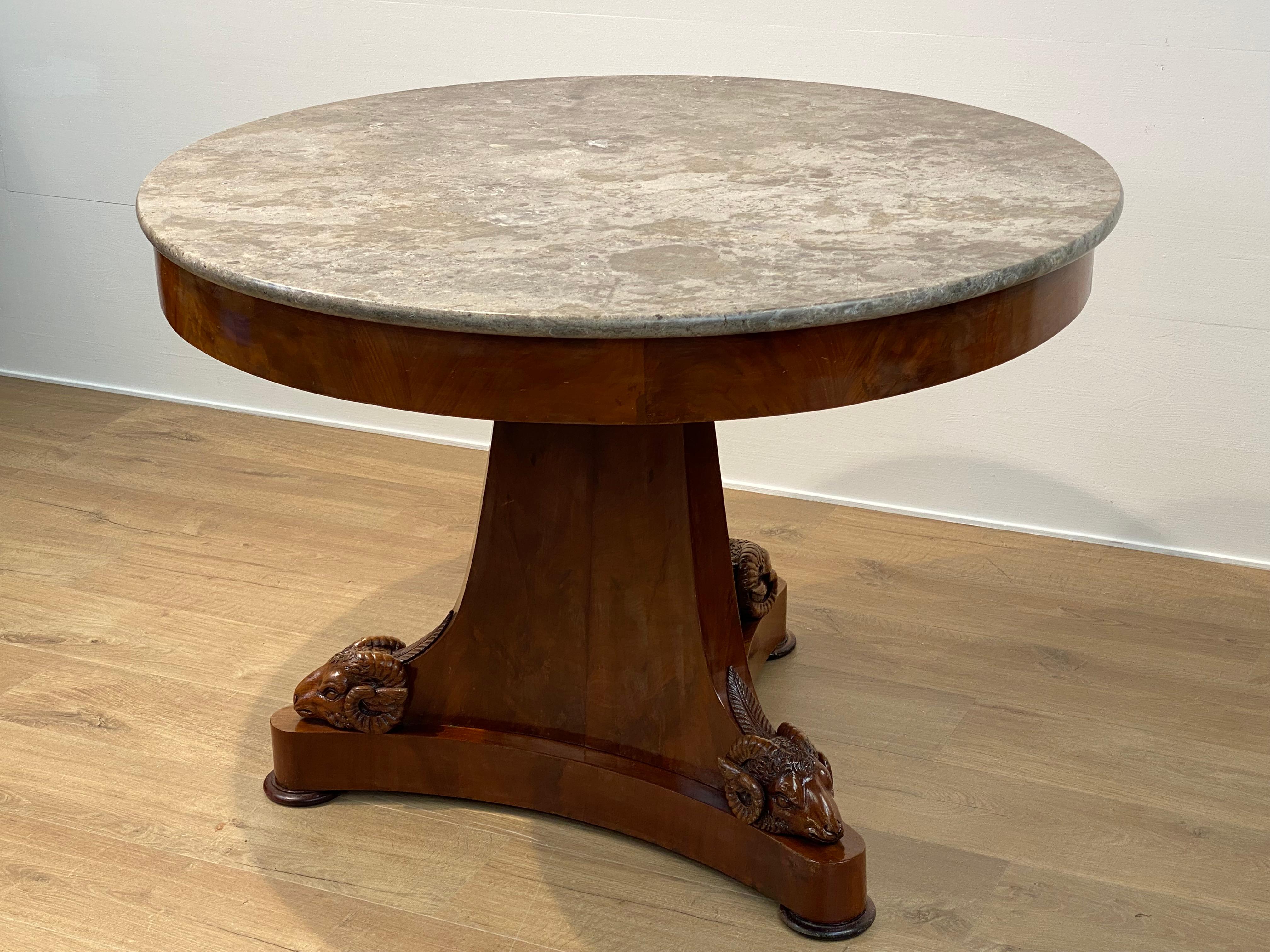 Table centrale ancienne sur un pied central en vente 5