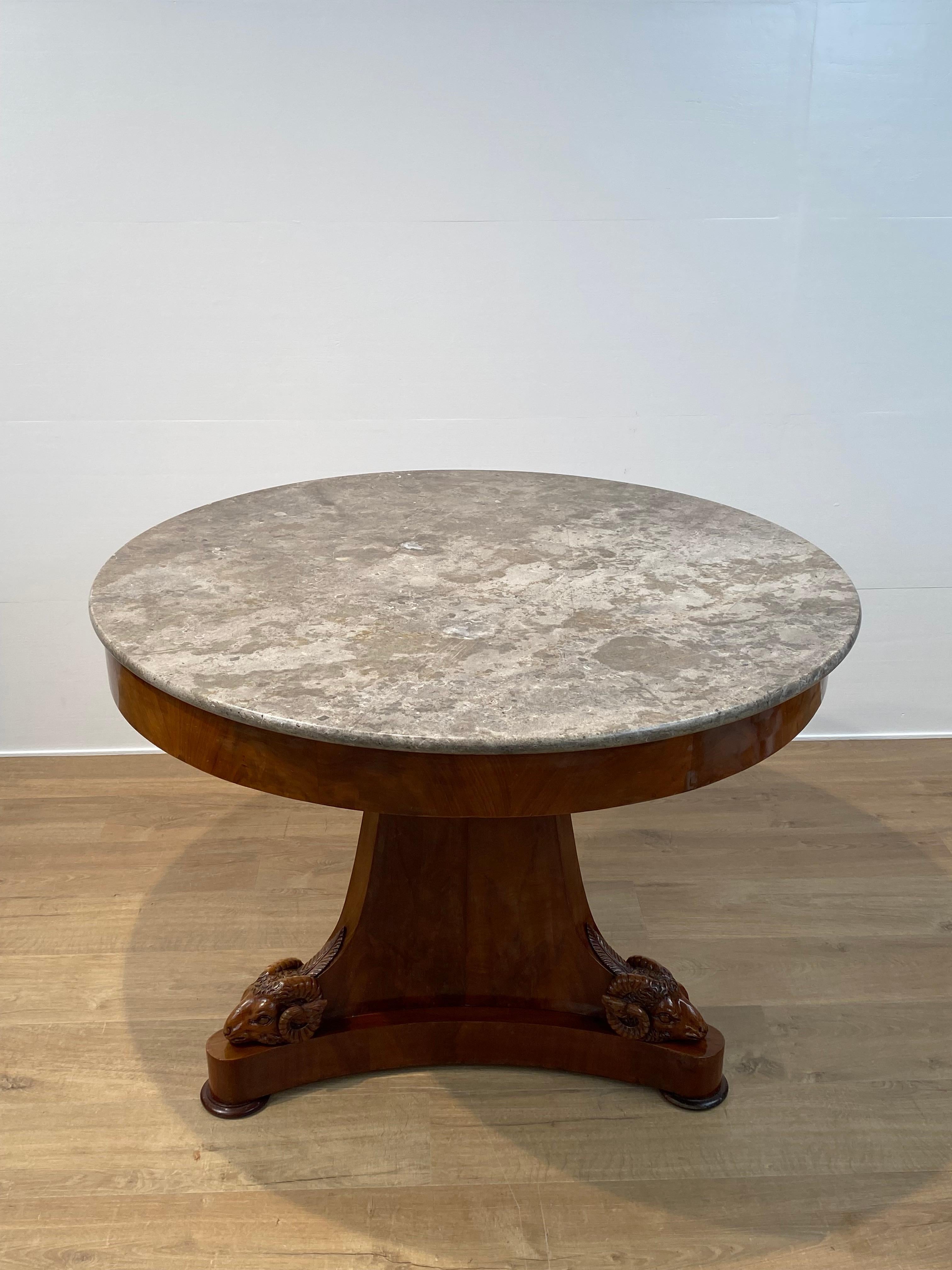 Elegant,antique table ronde hollandaise sur un pied central,
le pied triangulaire est magnifiquement décoré de têtes de béliers,
Le plateau de la table ronde est en marbre beige,
table très décorative pouvant être utilisée à différentes fins,
bonne