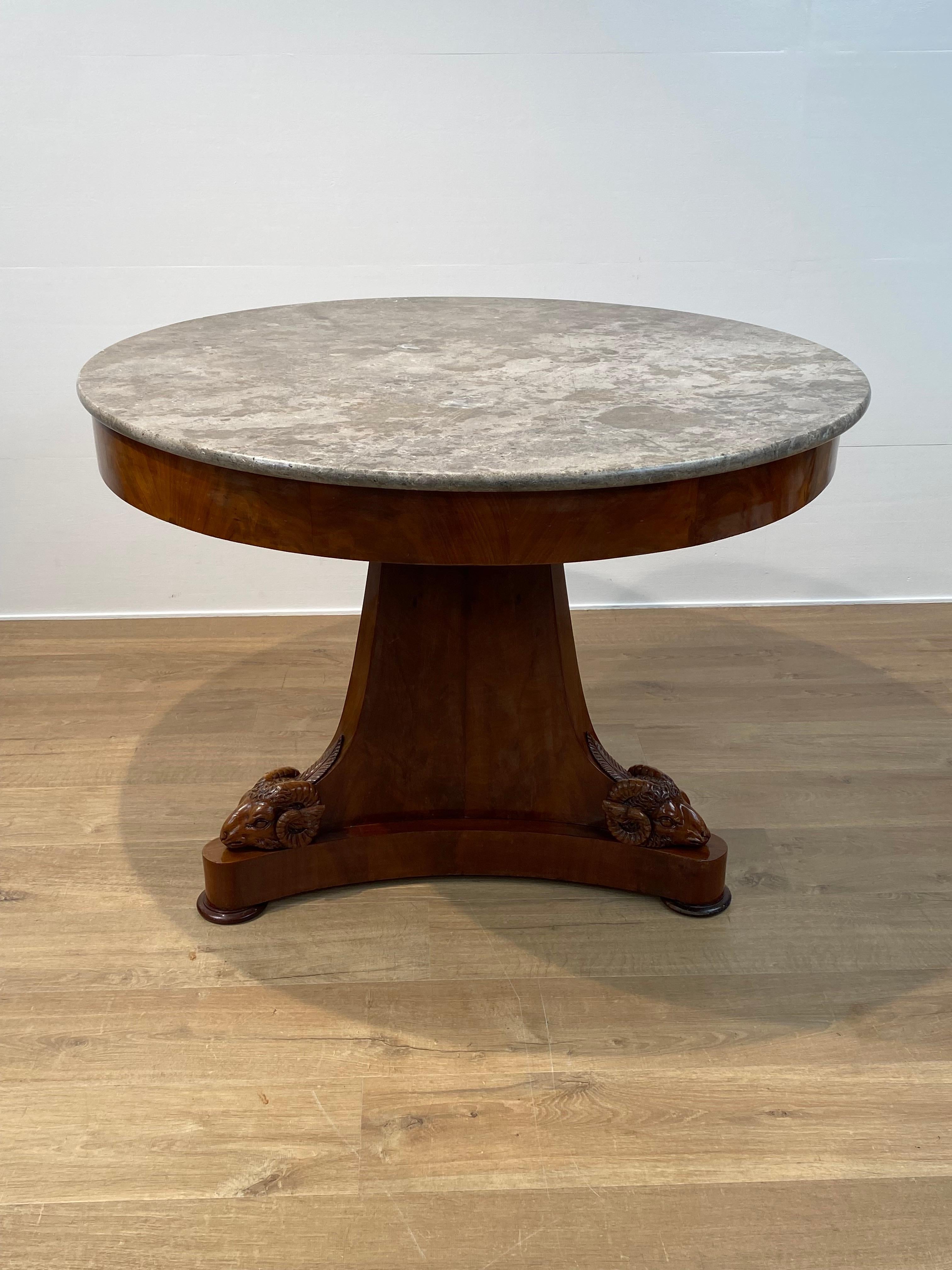 Européen Table centrale ancienne sur un pied central en vente