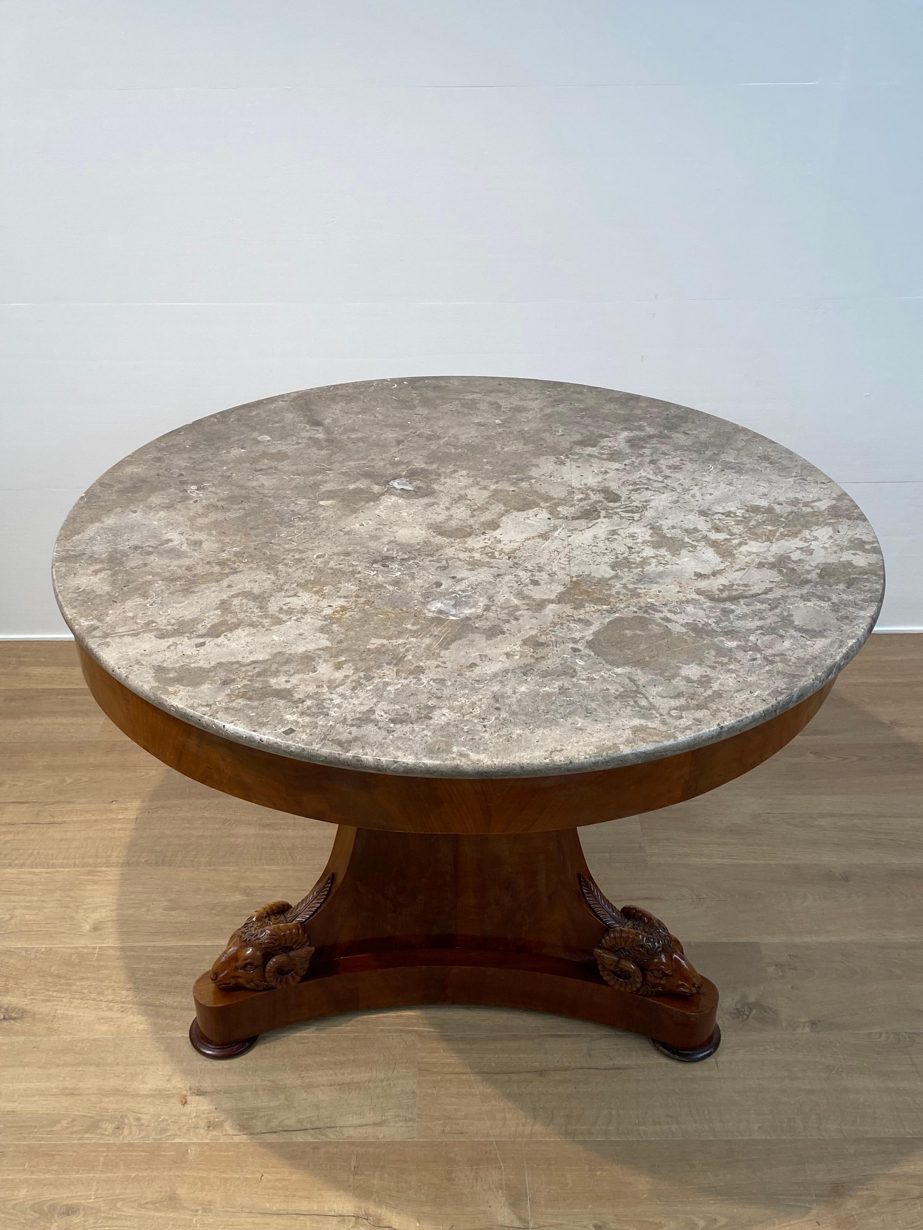 Poli Table centrale ancienne sur un pied central en vente