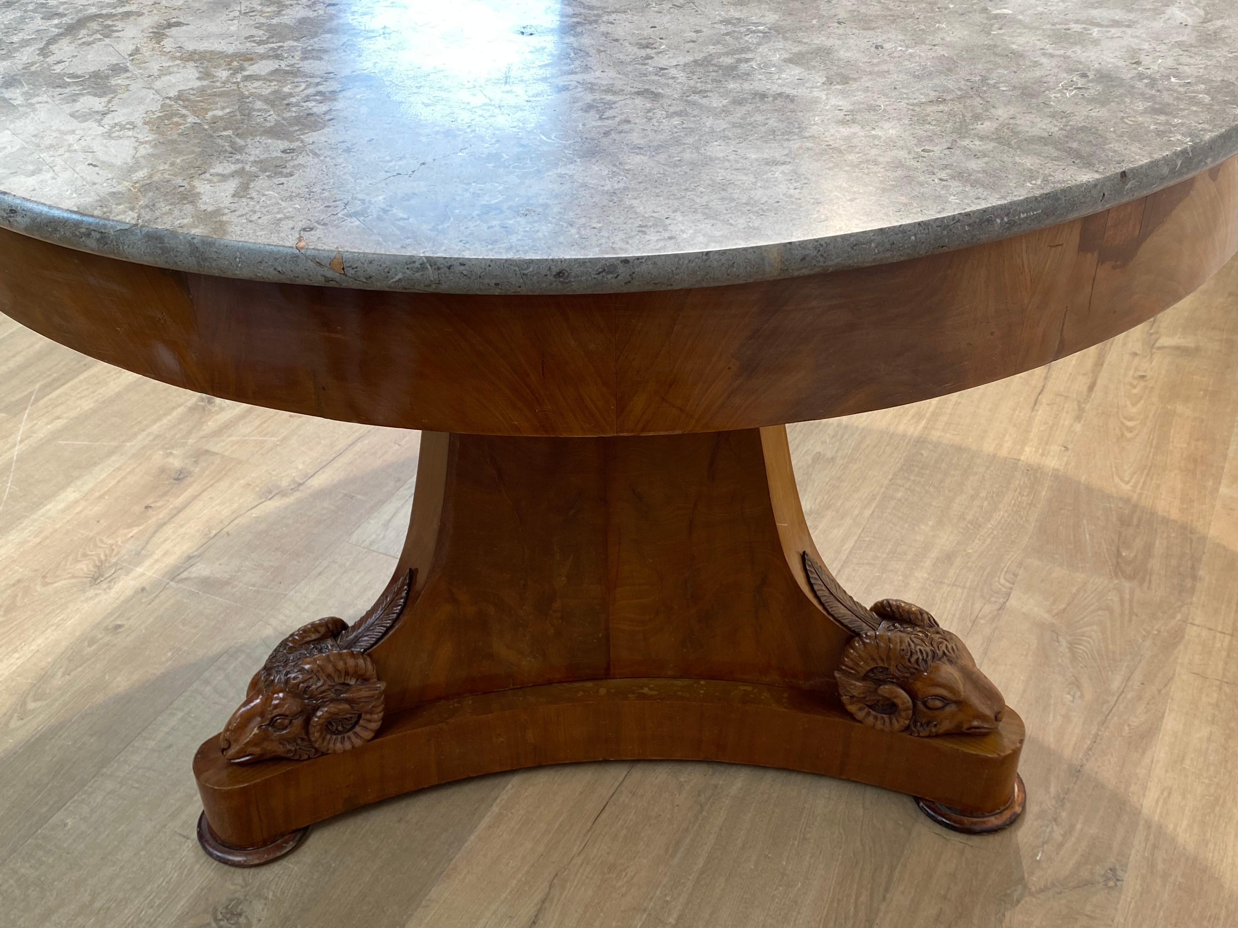 Milieu du XIXe siècle Table centrale ancienne sur un pied central en vente