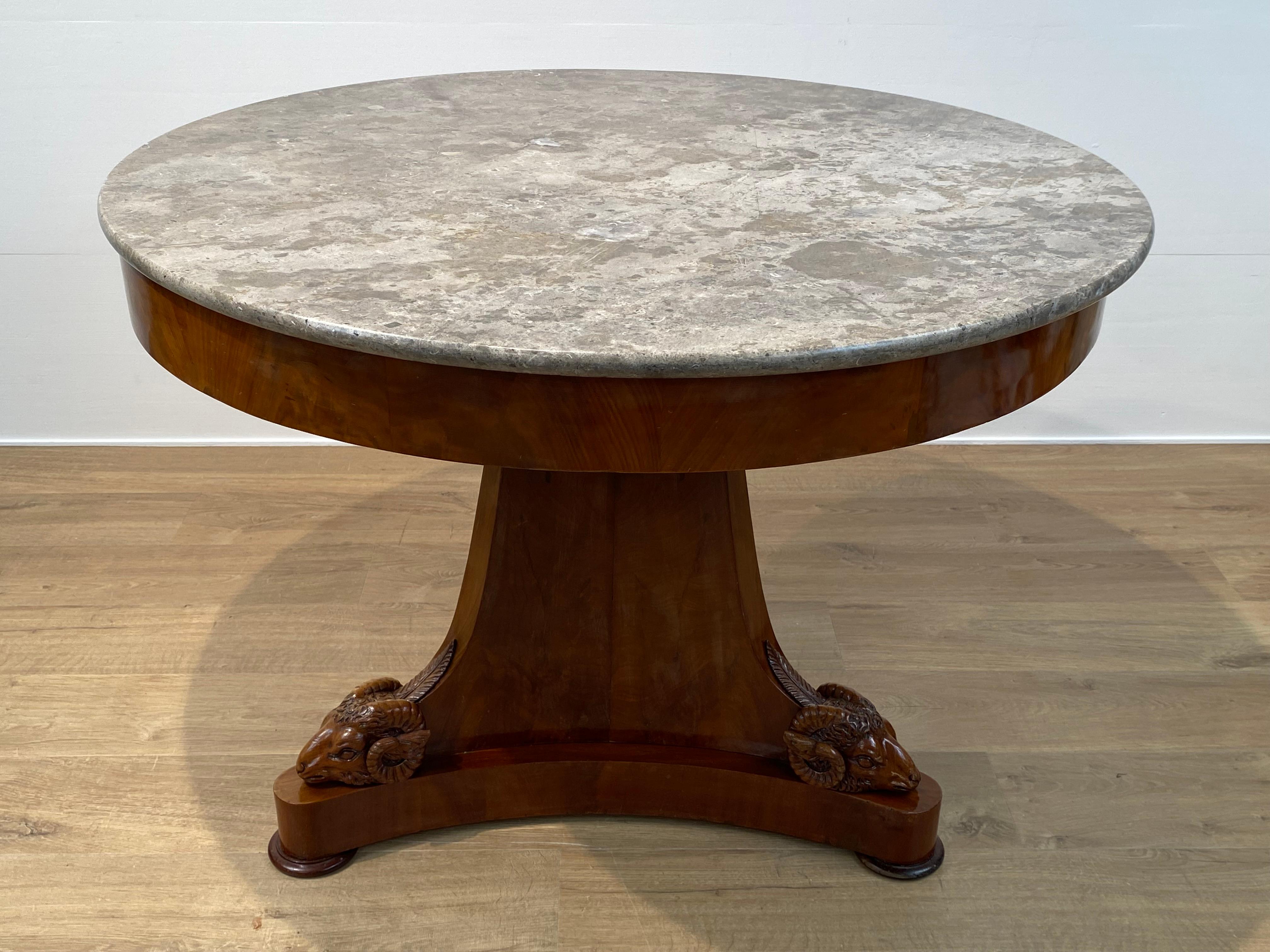 Acajou Table centrale ancienne sur un pied central en vente
