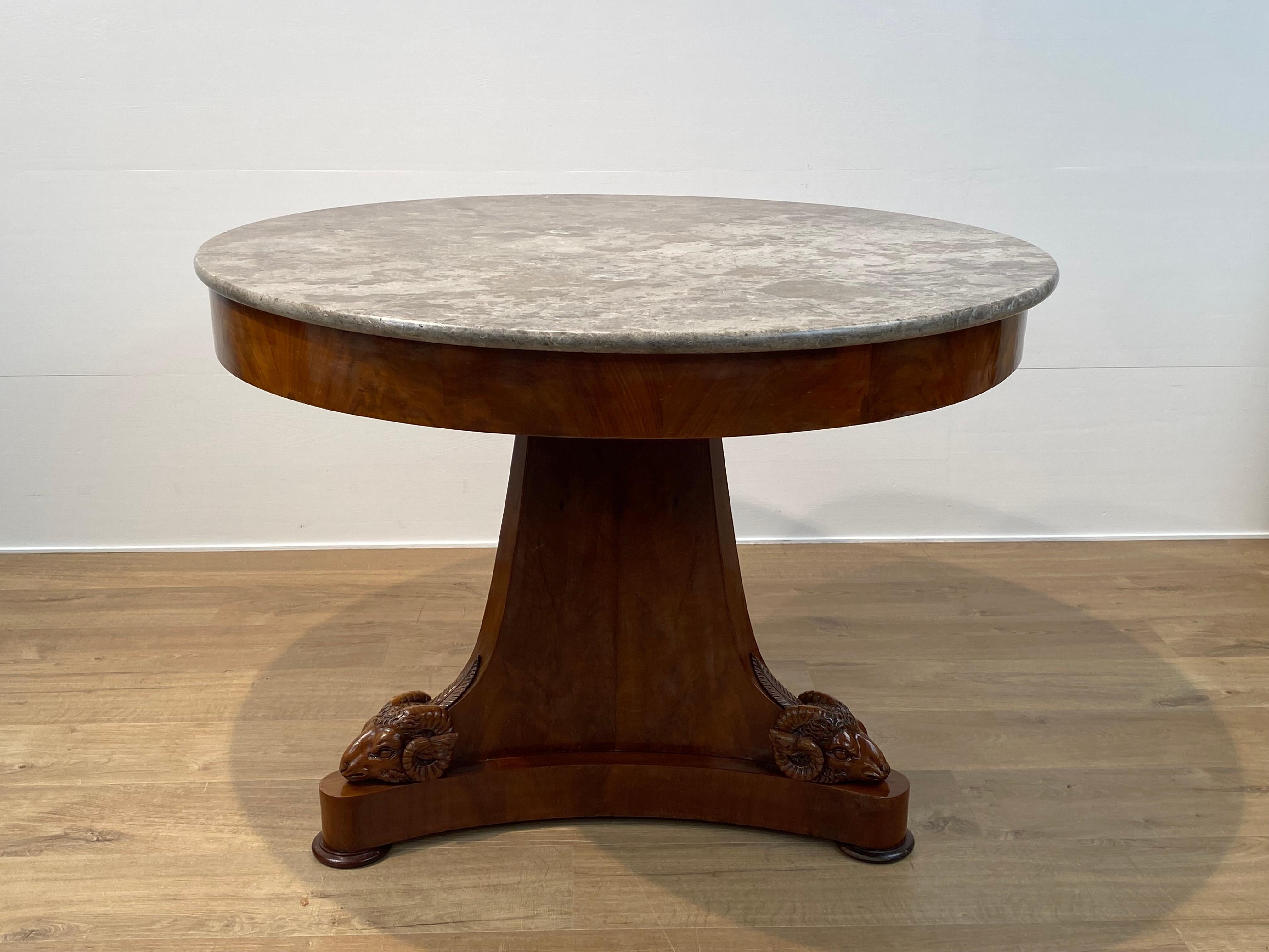 Table centrale ancienne sur un pied central en vente 1