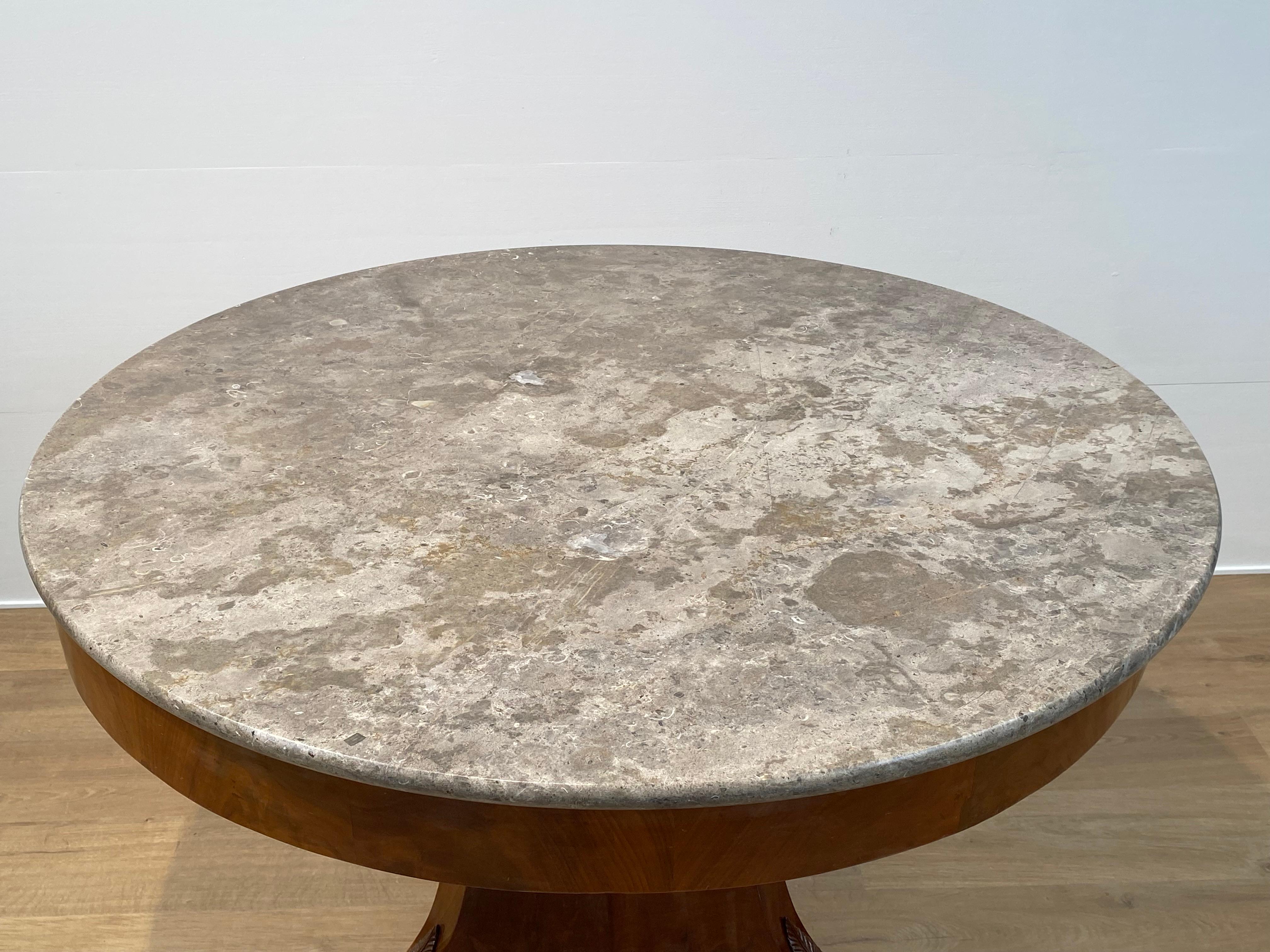 Table centrale ancienne sur un pied central en vente 2