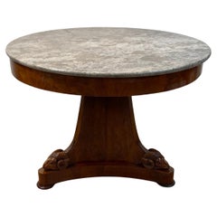 Mesa de centro antigua sobre pie central