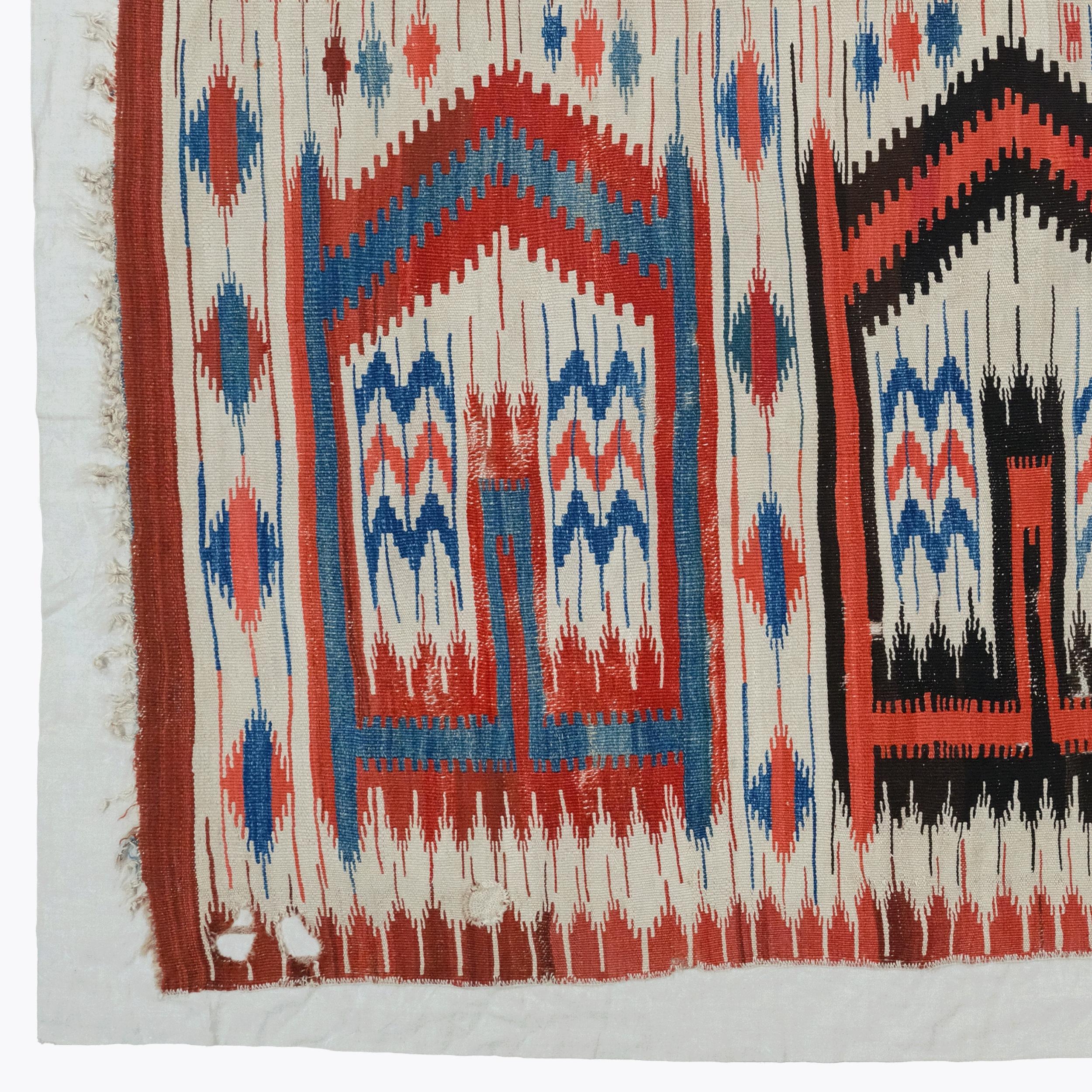 Dieser antike anatolische Karapınar-Teppich ist ein elegantes Beispiel für die traditionelle türkische Webkunst. Dieser Teppich, der mit seiner reichen Farbpalette und seinen komplexen geometrischen Mustern die Aufmerksamkeit auf sich zieht, besteht