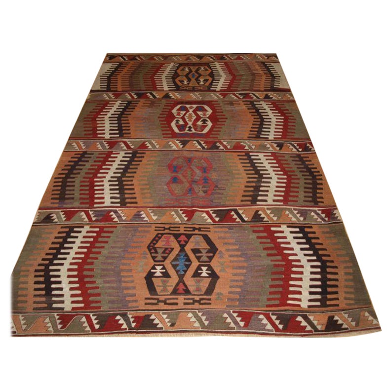 Antiker zentral- anatolischer Konya-Kelim mit auffälligem Design im Angebot