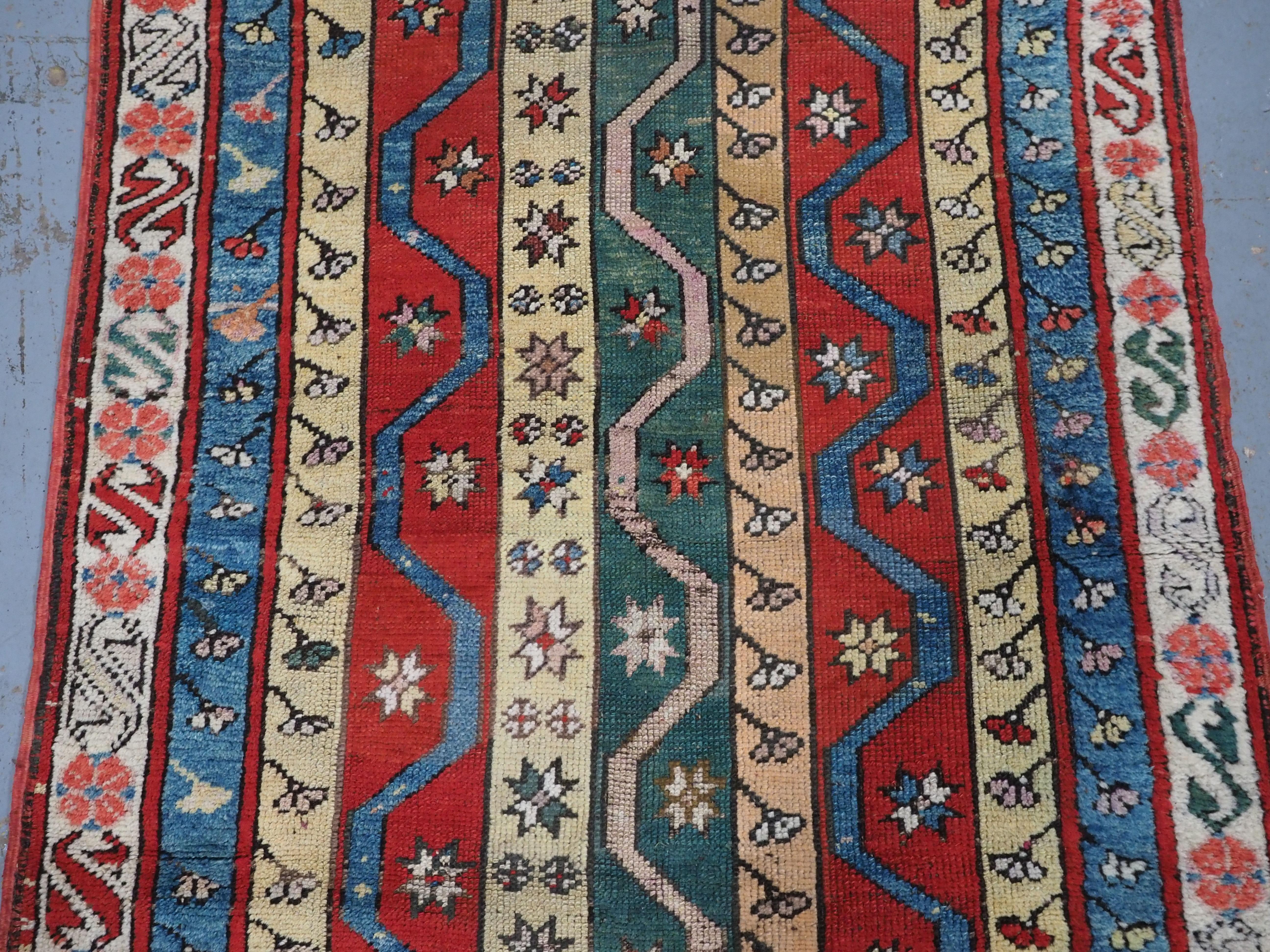Antiker Dorfteppich aus der zentralanatolischen Region Konya, um 1920. im Zustand „Gut“ im Angebot in Moreton-In-Marsh, GB