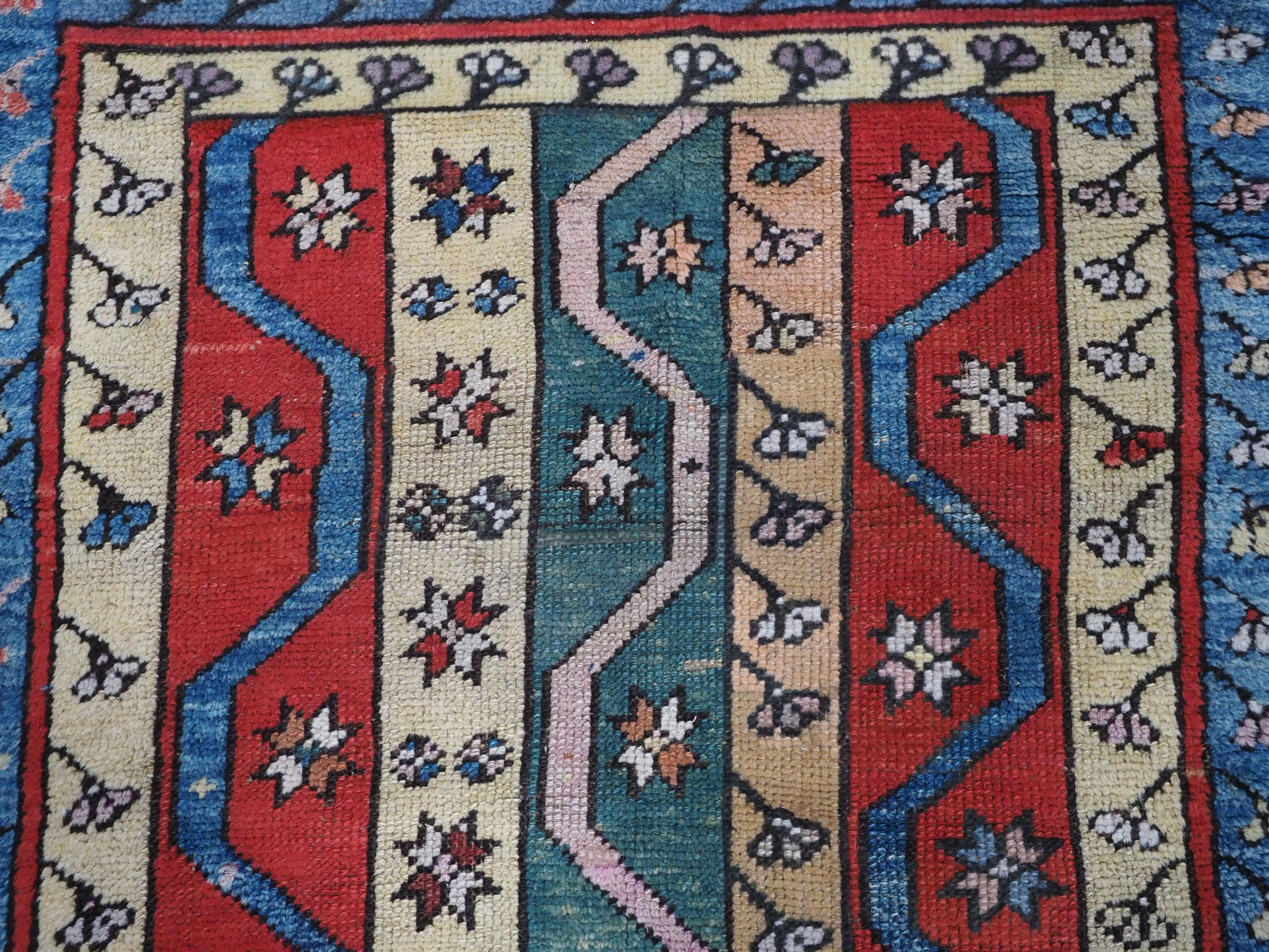 Antiker Dorfteppich aus der zentralanatolischen Region Konya, um 1920. im Angebot 2