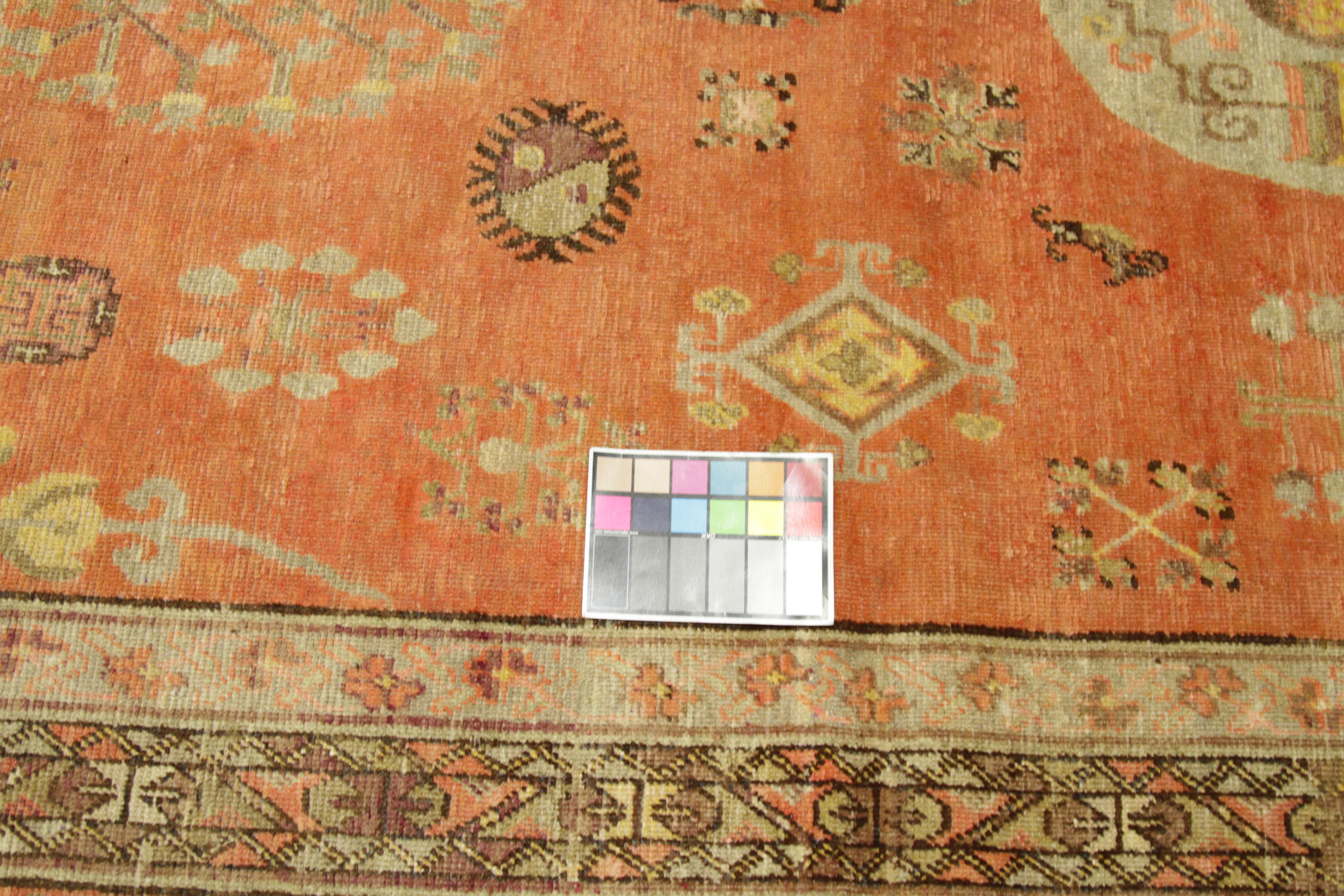 Début du 20ème siècle Ancien tapis d'Asie centrale Khotan Design/One avec champ géométrique, vers 1920 en vente