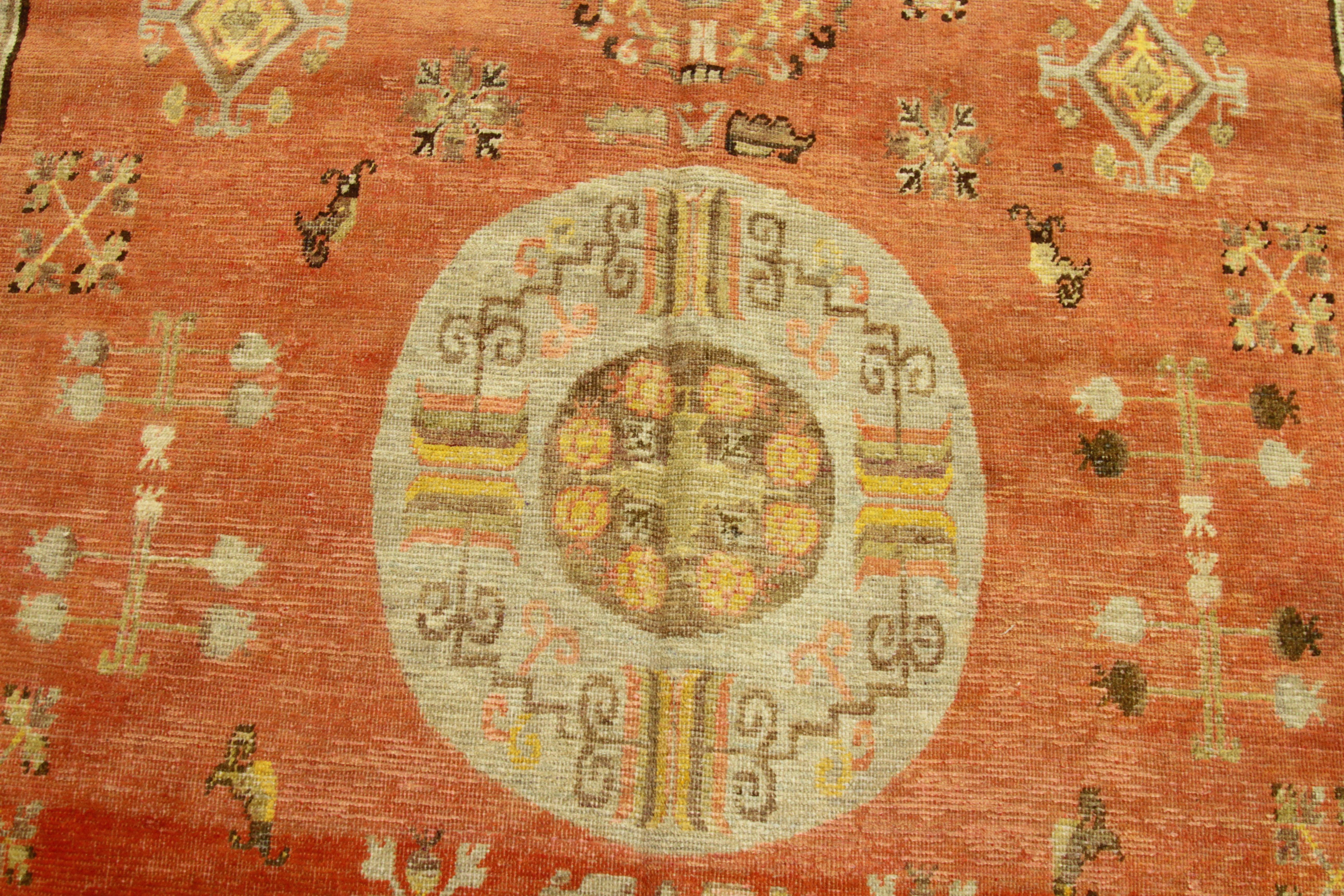 Ancien tapis d'Asie centrale Khotan Design/One avec champ géométrique, vers 1920 en vente 2