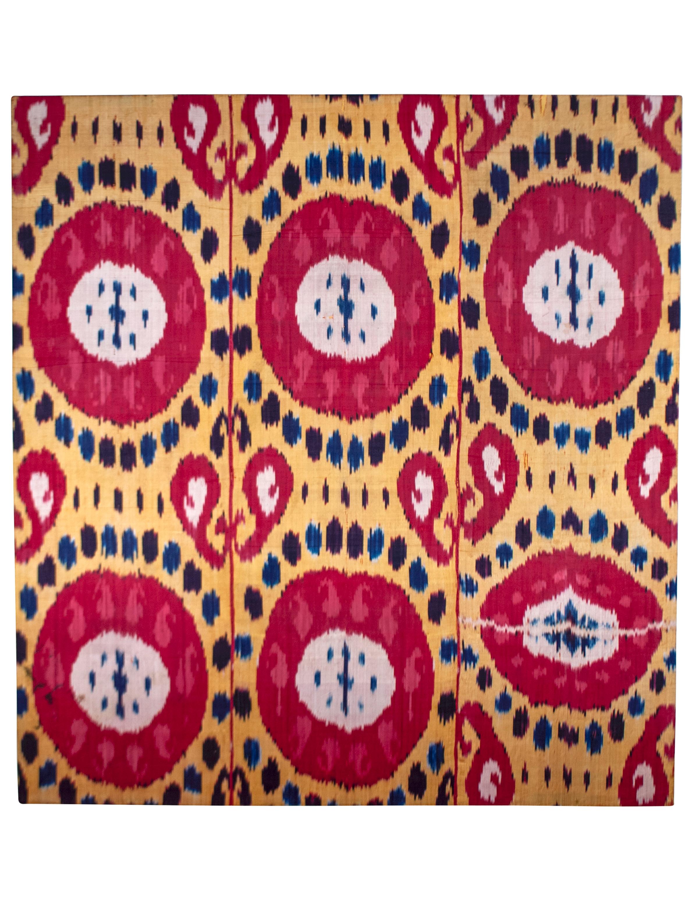 Antico pannello Ikat in seta dell'Asia centrale, Uzbekistan

Un grande pannello ikat in seta e cotone montato con un dinamico disegno a 4 colori di grandi anelli rossi con centri bianchi circondati da punti blu e rosso scuro su un fondo giallo
