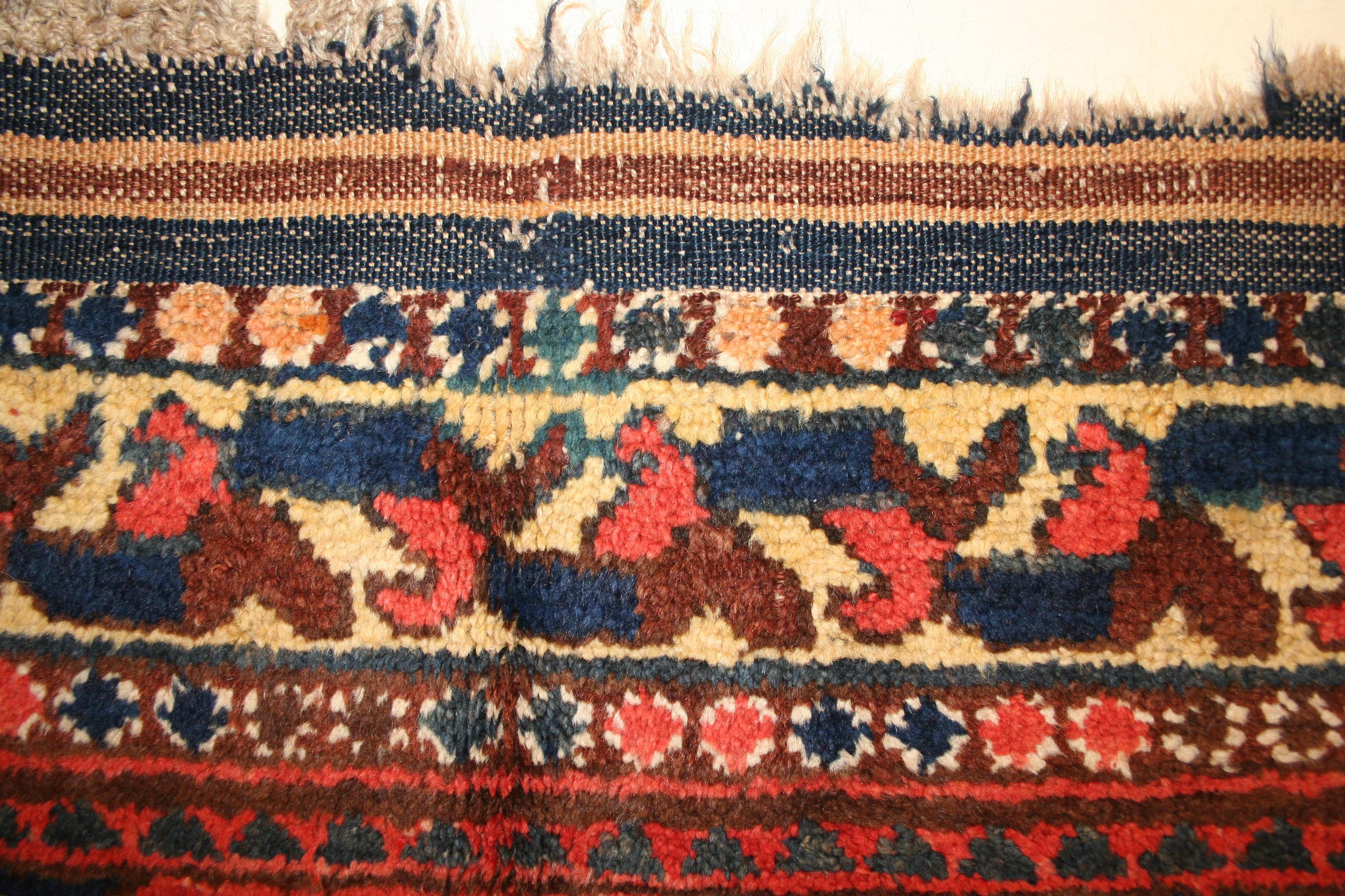 Noué à la main Tapis tribal ouzbek ancien d'Asie centrale en vente