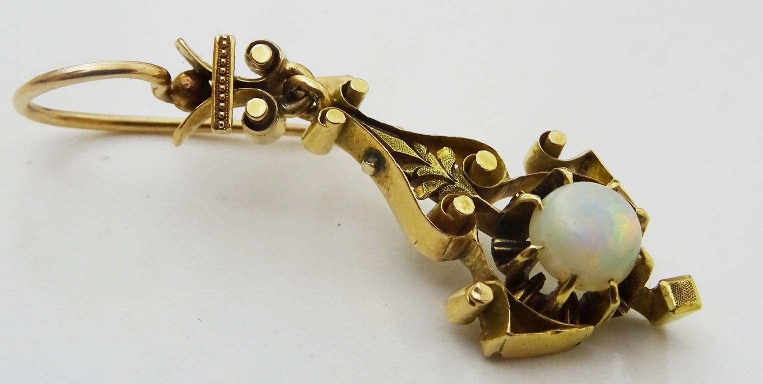 Antike mitteleuropäische Ohrringe aus 18 Karat Gold und Opal (Rundschliff) im Angebot