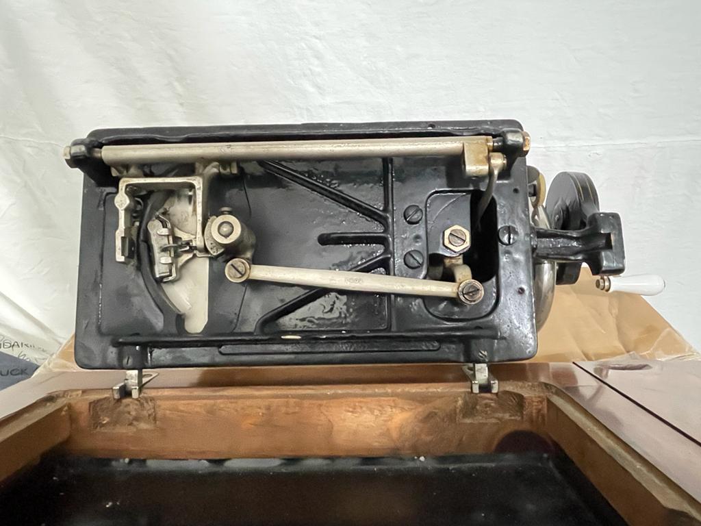 Antique Century Traditional Sewing machine Vibrating, circa 1950 For Sale 1