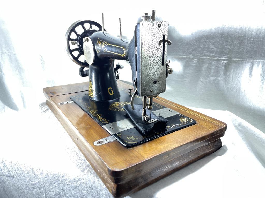 Machine à coudre ancienne Vesta Handcrank à navette vibrante
Numéro de série : 2655227
Fabriqué en Allemagne
Idéal pour coudre la plupart des matériaux tels que le denim, la toile, la soie, le calicot et autres,
Peut être utilisé tel qu'il était