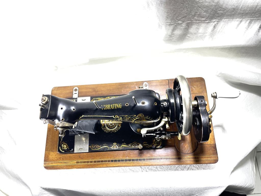 Milieu du XXe siècle Machine à couture traditionnelle antique Vibrating, vers 1950 en vente