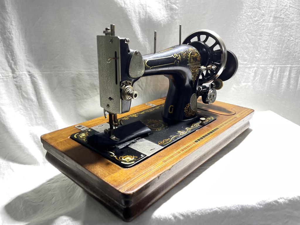 Macchina da cucire tradizionale del secolo antico a vibrazione, circa 1950 In condizioni buone in vendita a Roma, IT
