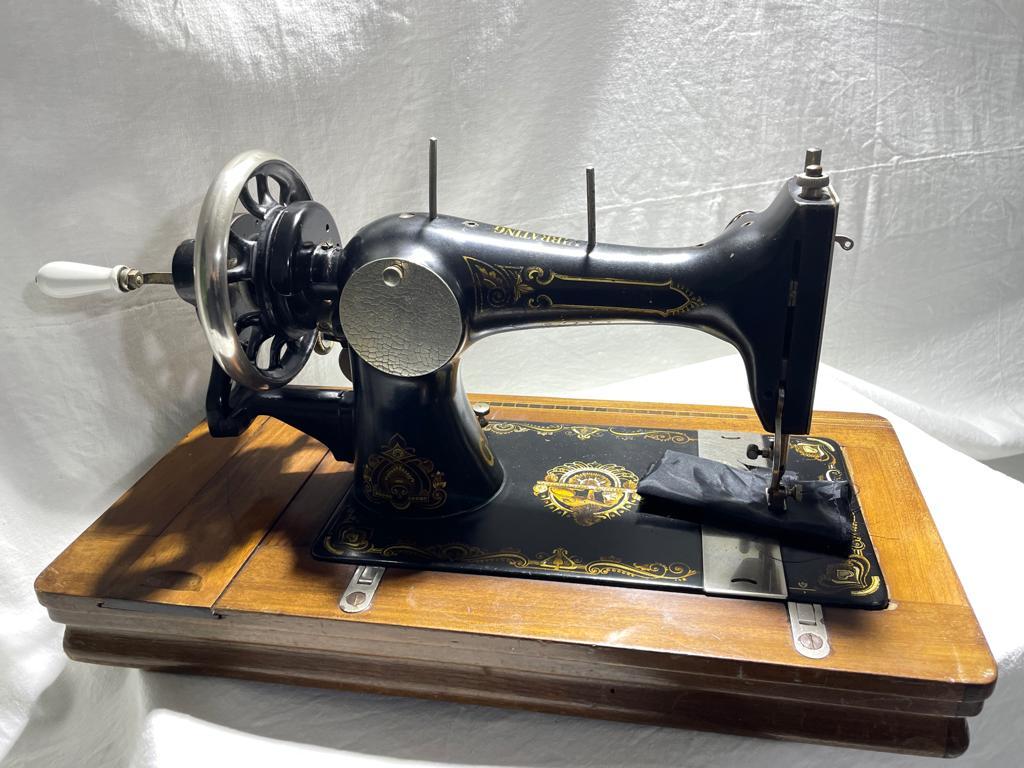 Machine à couture traditionnelle antique Vibrating, vers 1950 en vente 1