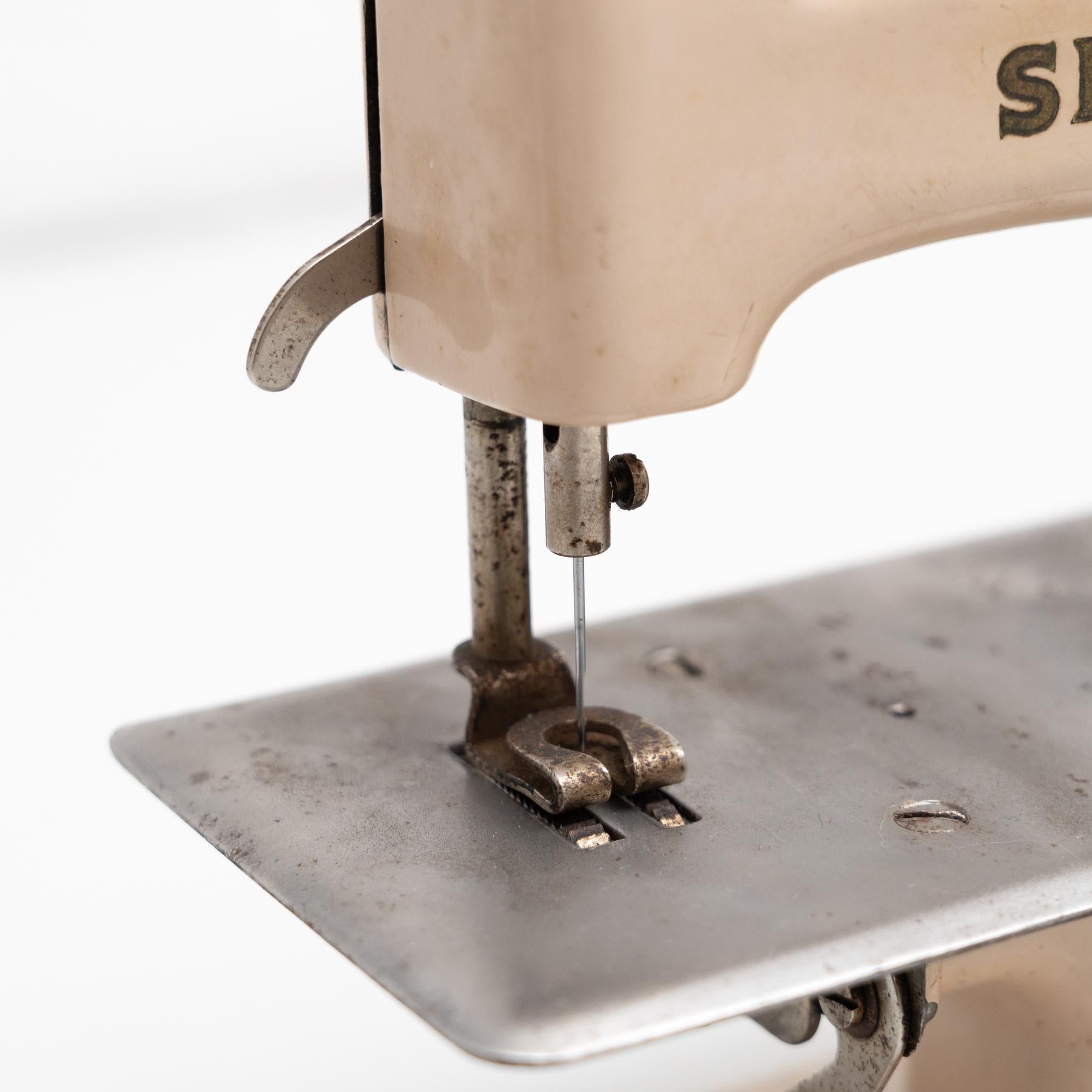 Reproduction à la machine traditionnelle de couture de jouets antique en Singer Sewing Machine, vers 1950 en vente 4