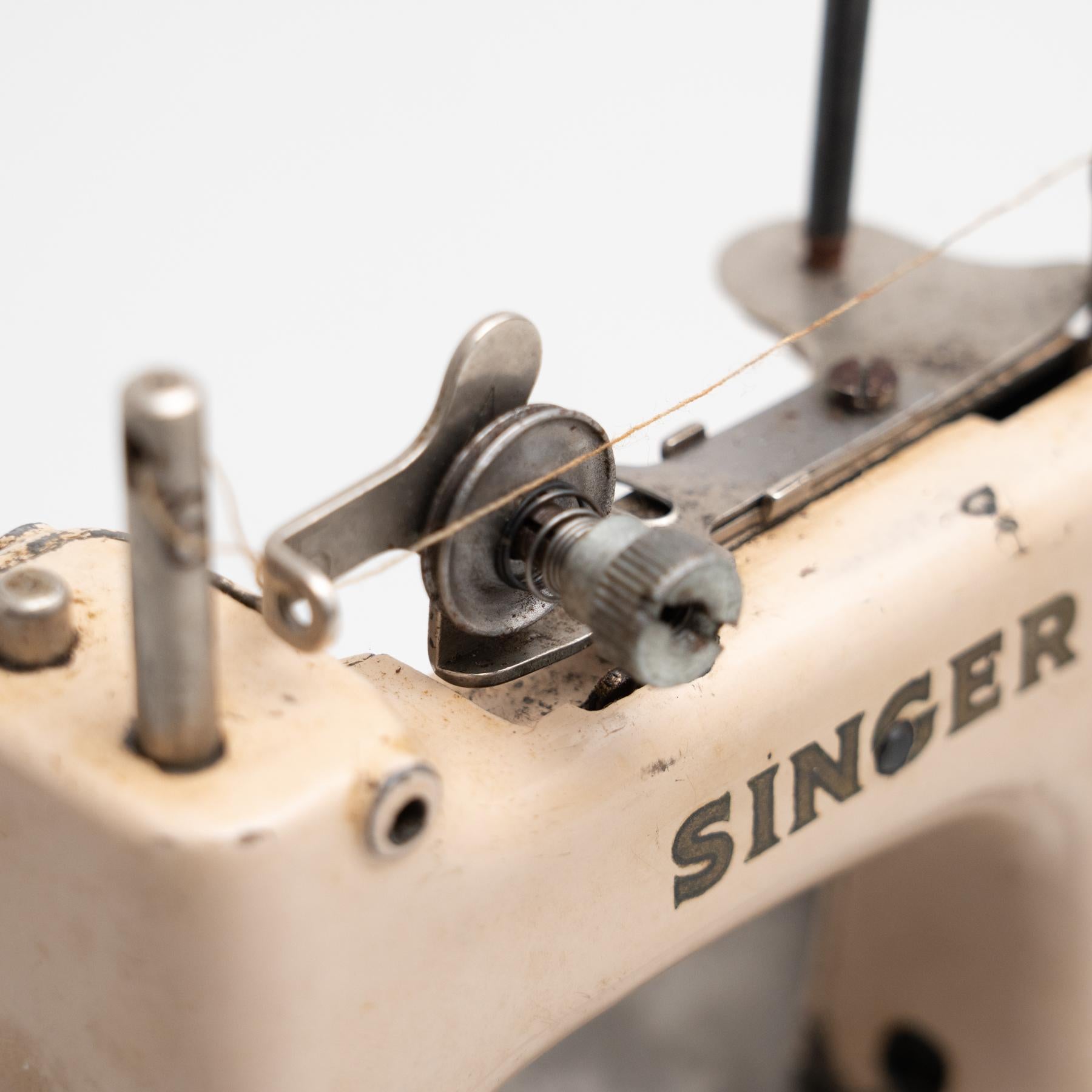 Reproduction à la machine traditionnelle de couture de jouets antique en Singer Sewing Machine, vers 1950 en vente 5
