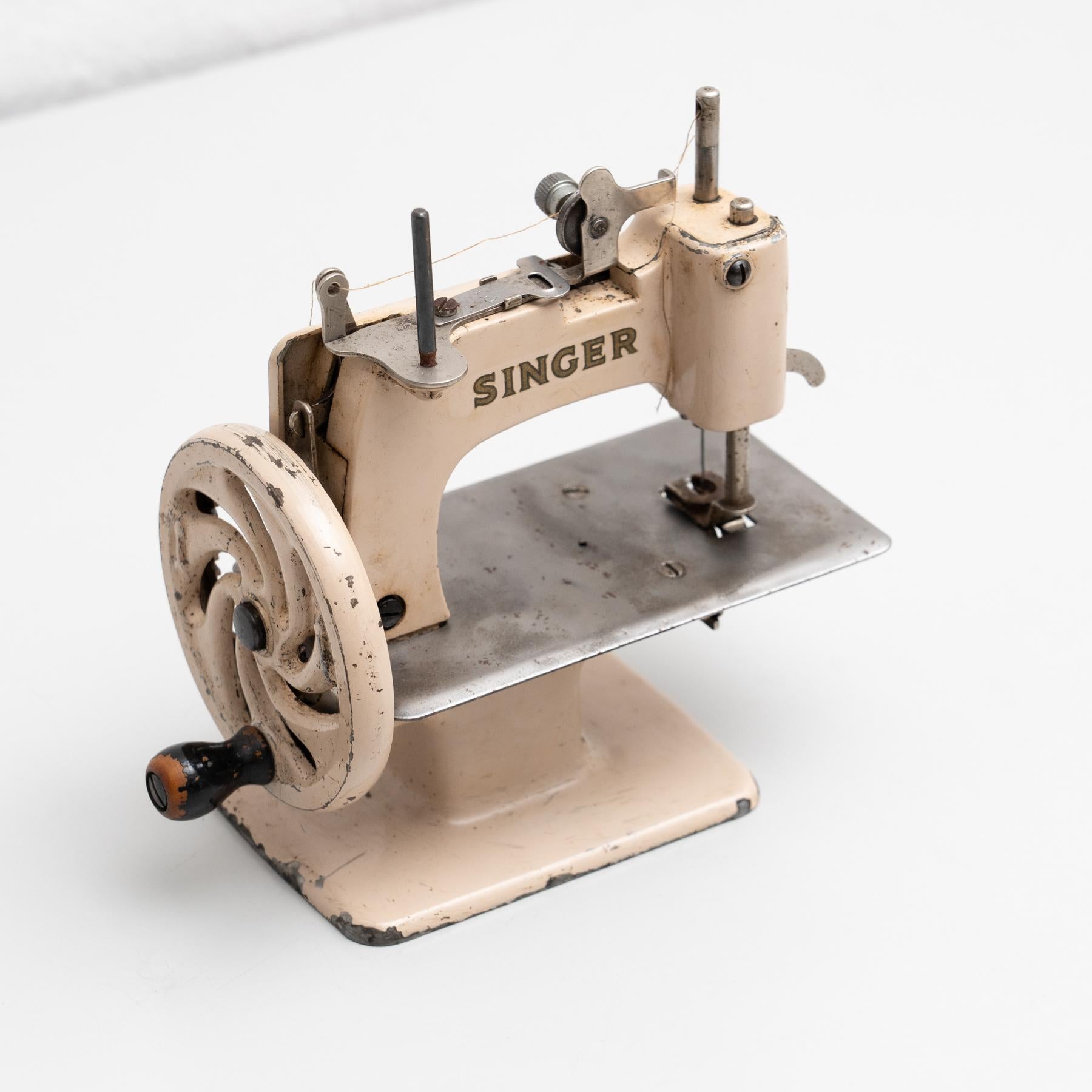 Reproduction à la machine traditionnelle de couture de jouets antique en Singer Sewing Machine, vers 1950 en vente 8