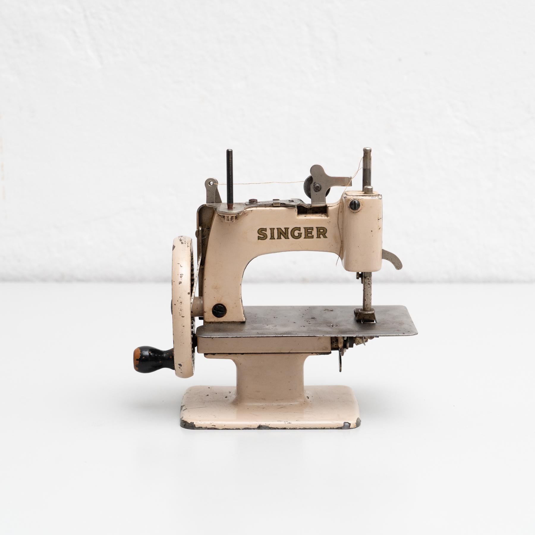 Espagnol Reproduction à la machine traditionnelle de couture de jouets antique en Singer Sewing Machine, vers 1950 en vente