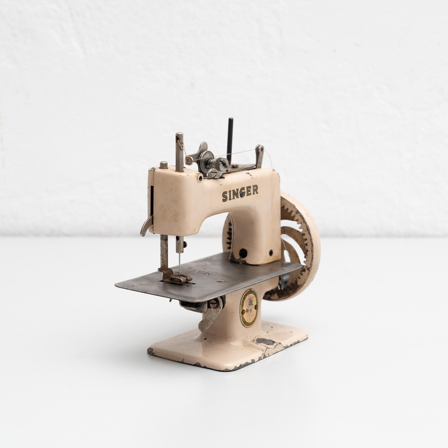 Antique Century Traditional Toy Singer Sewing Machine Reproduction, circa 1950 In Good Condition For Sale In Barcelona, ES