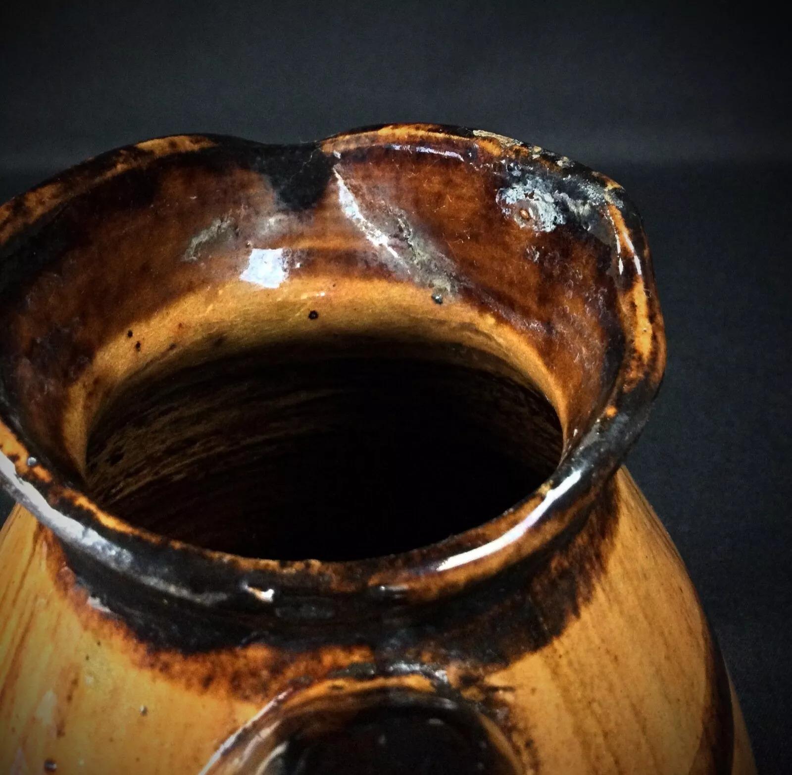 Esta encantadora jarra de cerámica antigua está bellamente elaborada en forma de barril, lo que la convierte en un complemento encantador para cualquier colección o decoración del hogar.

Características principales:

Tipo Jarra de cerámica
Diseño: