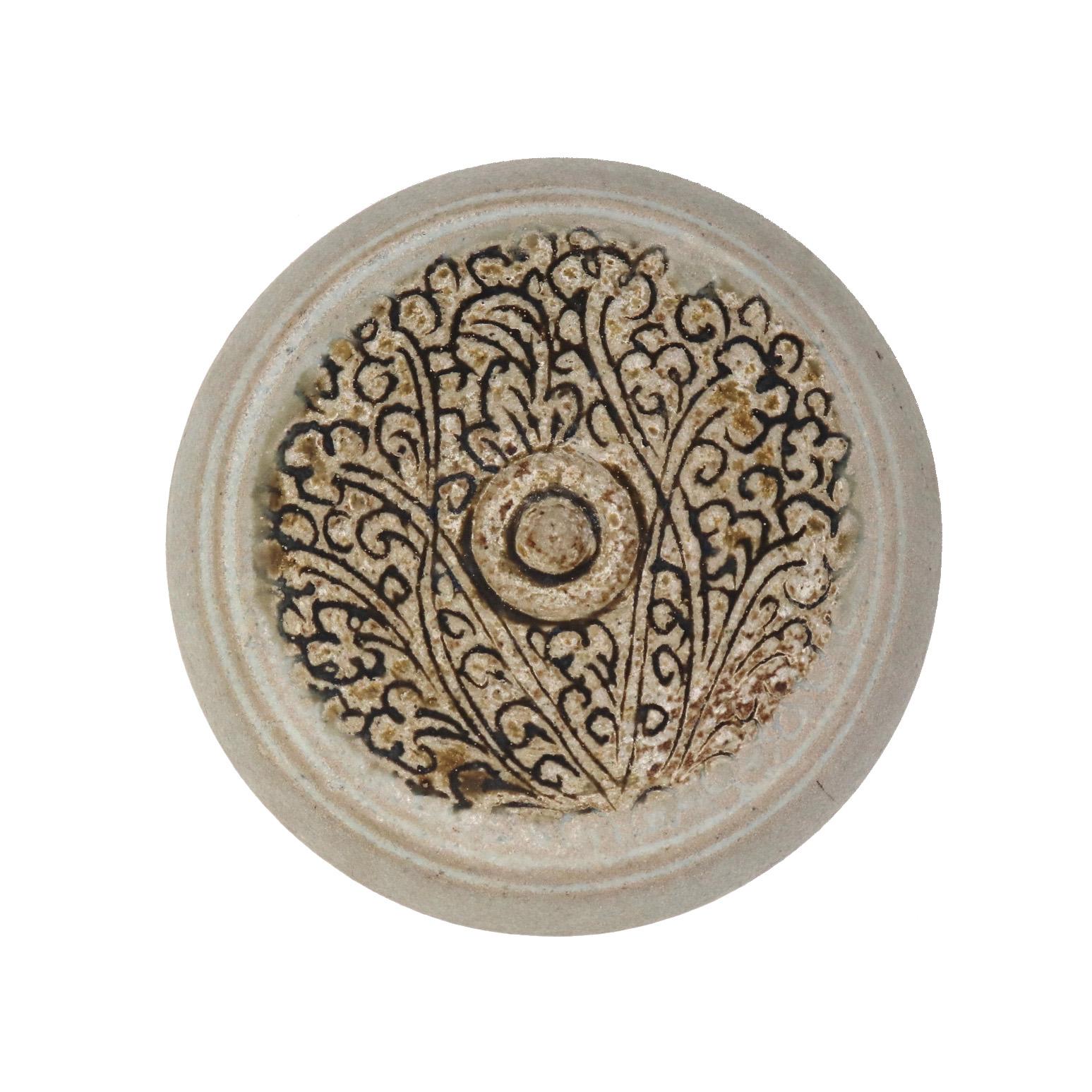 Antique ceramic box with cover from the Sawankhalok kilns, Thailand In Good Condition For Sale In Point Richmond, CA