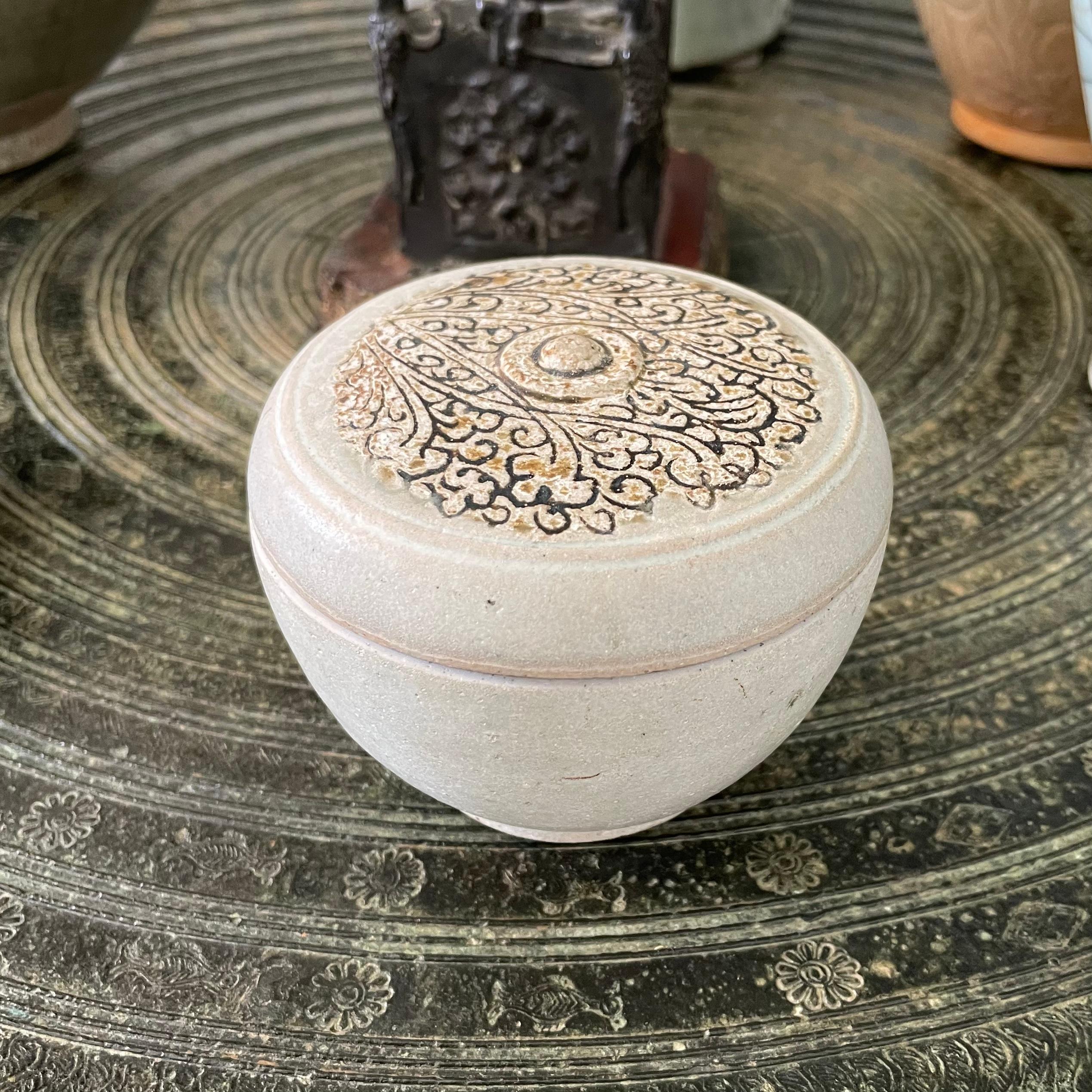 Antique ceramic box with cover from the Sawankhalok kilns, Thailand For Sale 2