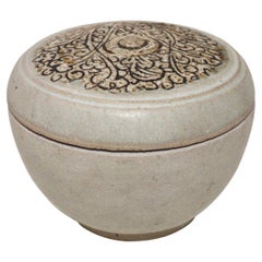 Antigua caja de cerámica con tapa de los hornos de Sawankhalok, Tailandia
