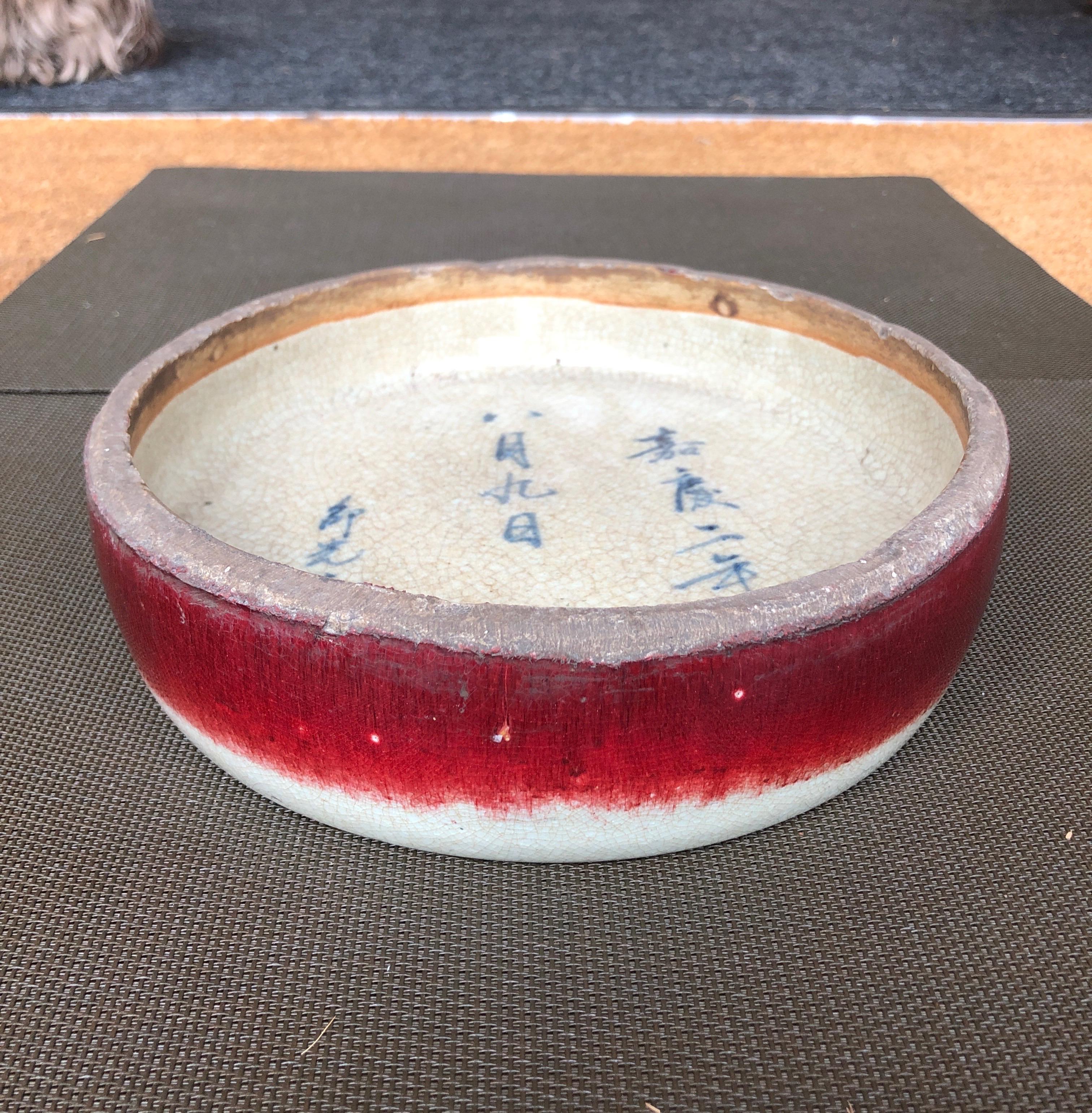 Antike Keramik-Bürstenwaschmaschine mit chinesischer Kalligrafie und auffälligem rotem Akzent im Zustand „Gut“ in New York, NY