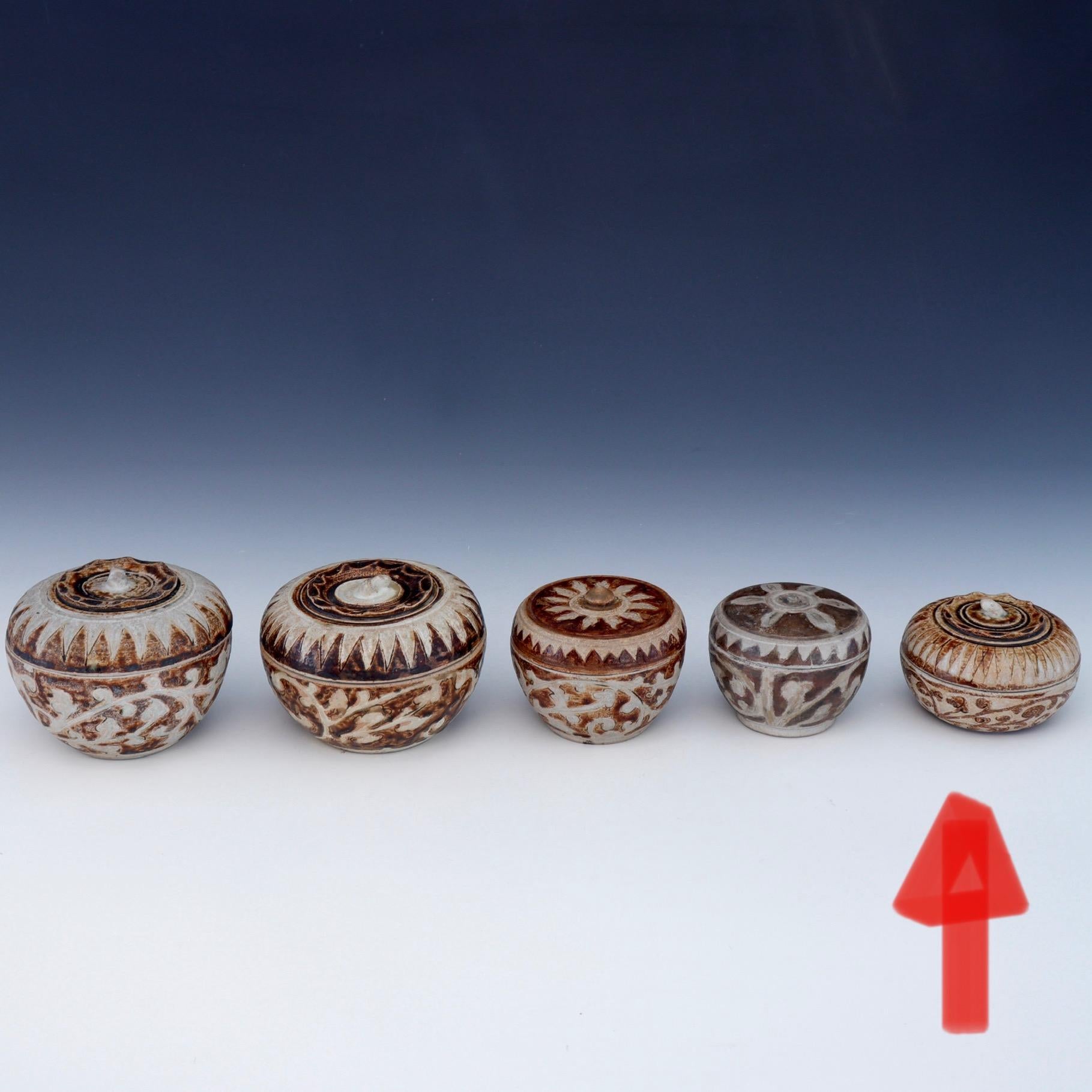 Antique ceramic covered box from the Sawankhalok kilns, Thailand For Sale 3