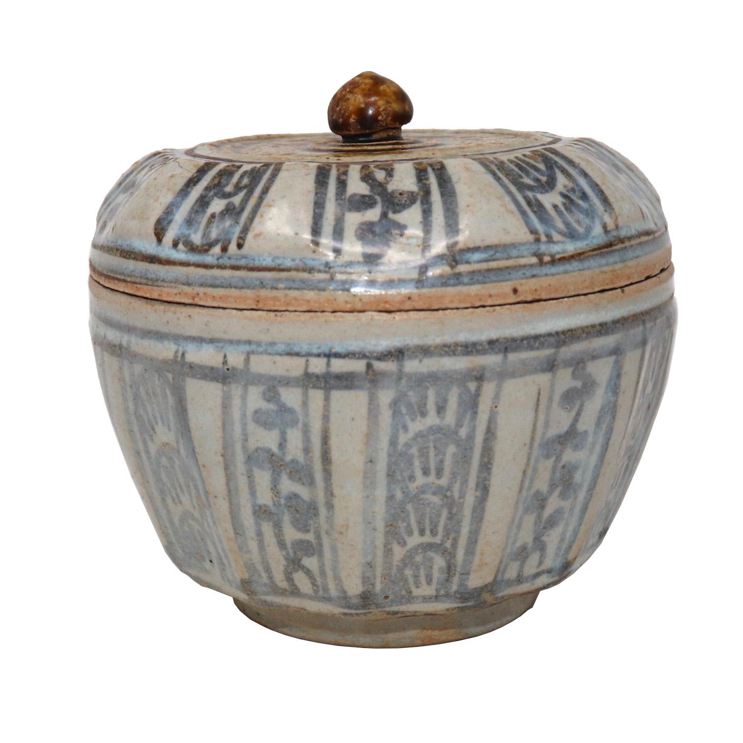 Antigua caja con tapa de cerámica de los hornos de Sawankhalok, Tailandia Tribal en venta