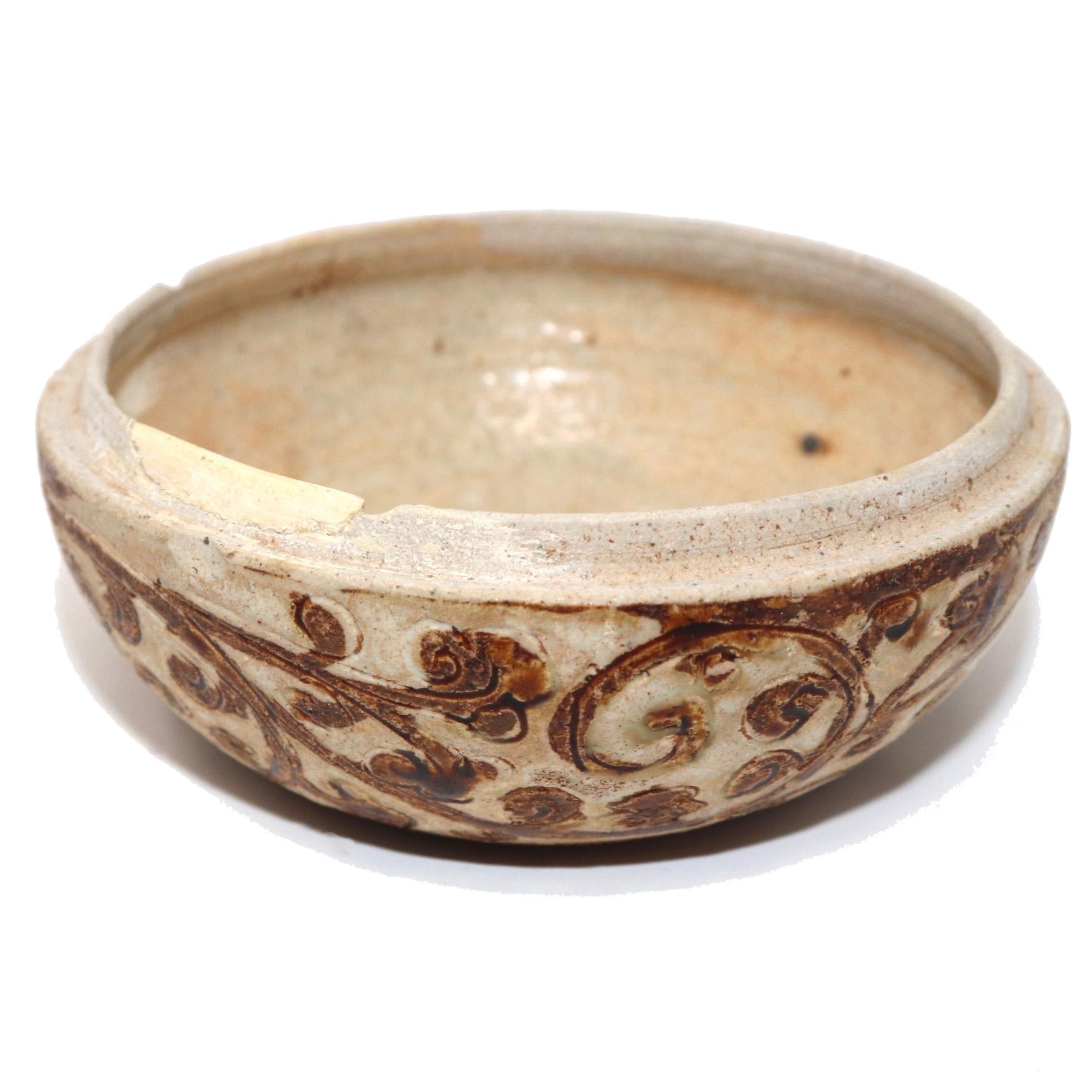 Antique ceramic covered box from the Sawankhalok kilns, Thailand In Good Condition For Sale In Point Richmond, CA