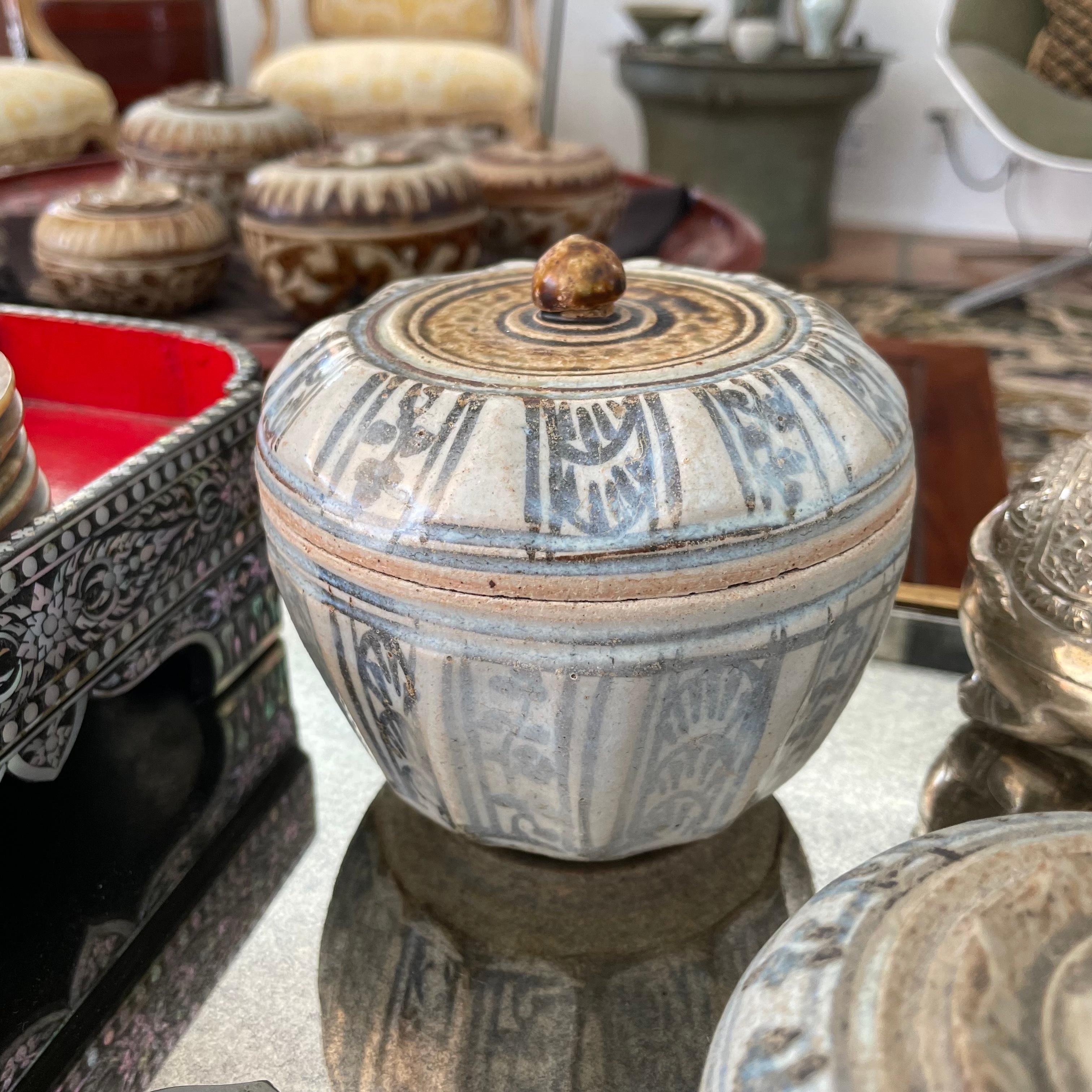 Antigua caja con tapa de cerámica de los hornos de Sawankhalok, Tailandia en venta 1