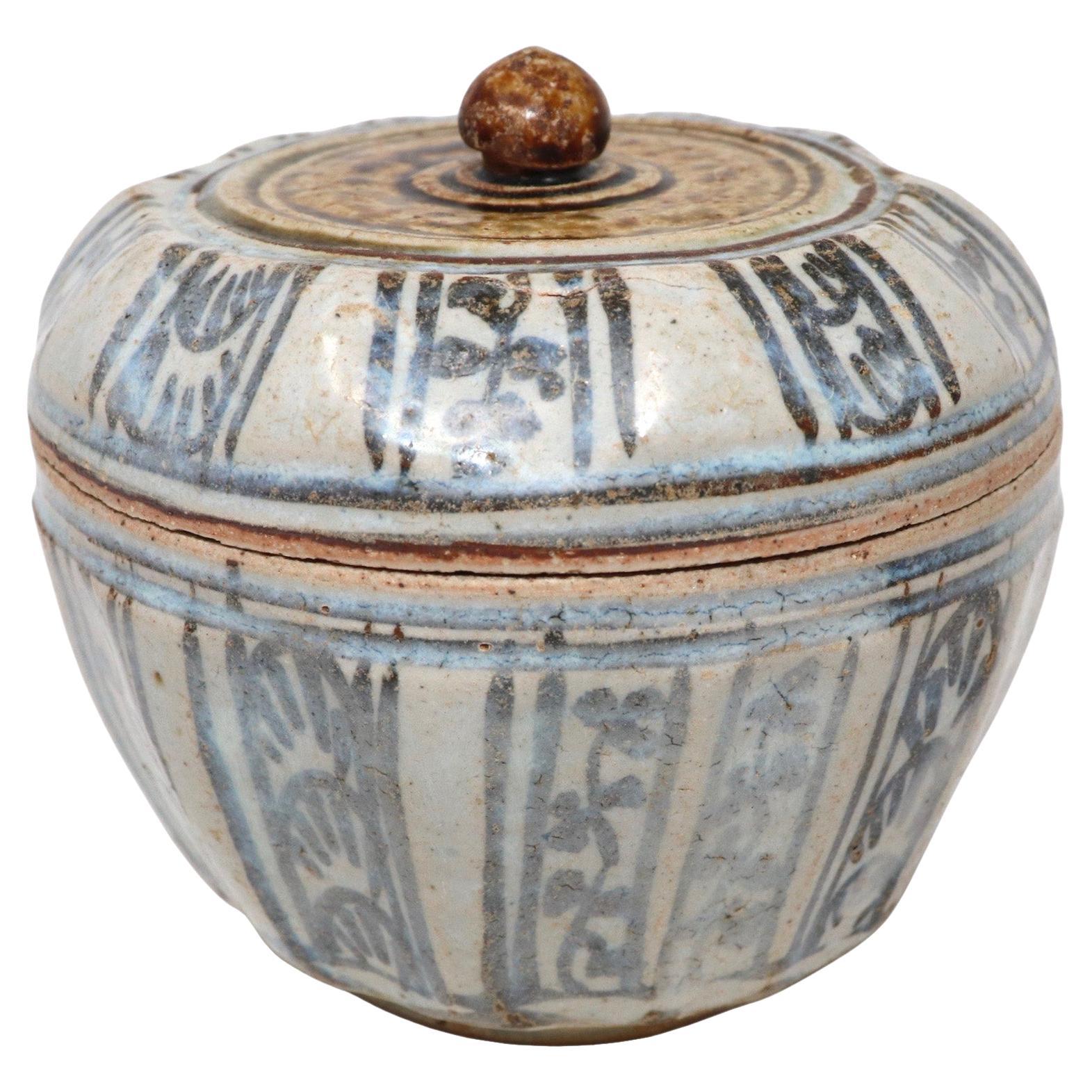 Antigua caja con tapa de cerámica de los hornos de Sawankhalok, Tailandia