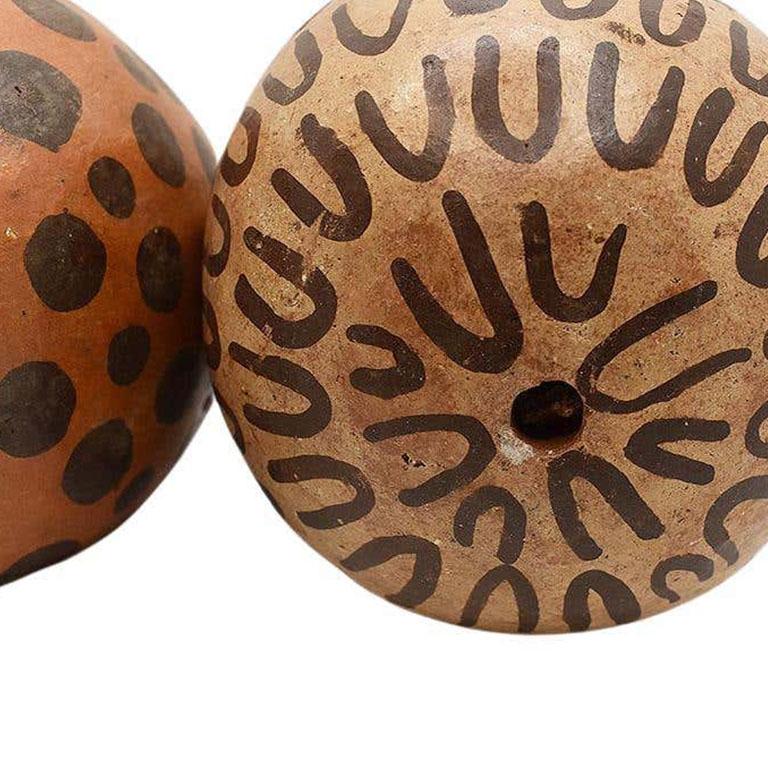 20ième siècle Anciennes pots à graines en forme d'œuf en céramique amérindienne décorés à la main, lot de 2 en vente