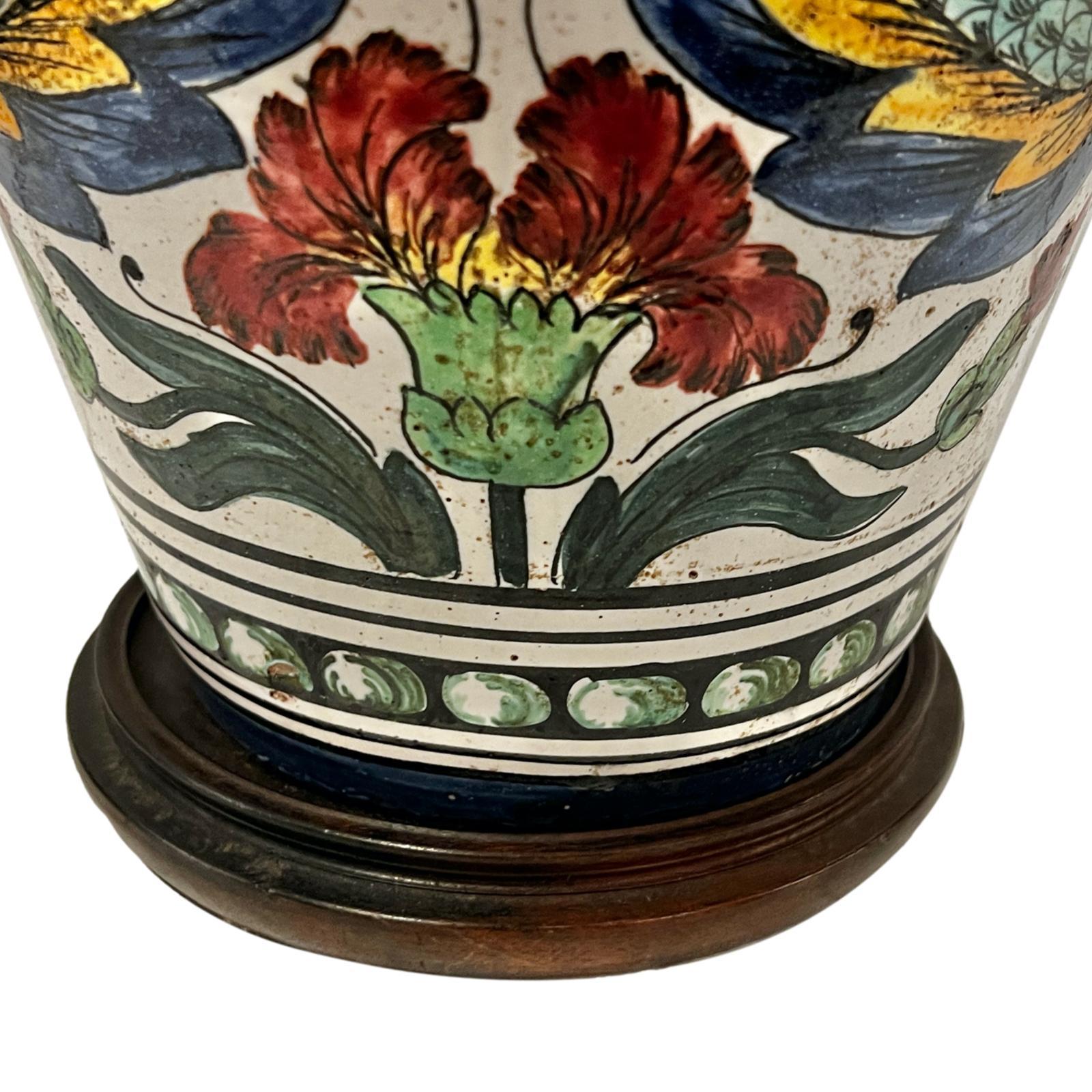 Lampe à fleurs en céramique italienne, datant des années 1920, avec des œillets et des lys.

Mesures :
hauteur de la caisse : 19
hauteur jusqu'à l'appui de l'abat-jour : 29
diamètre : 10