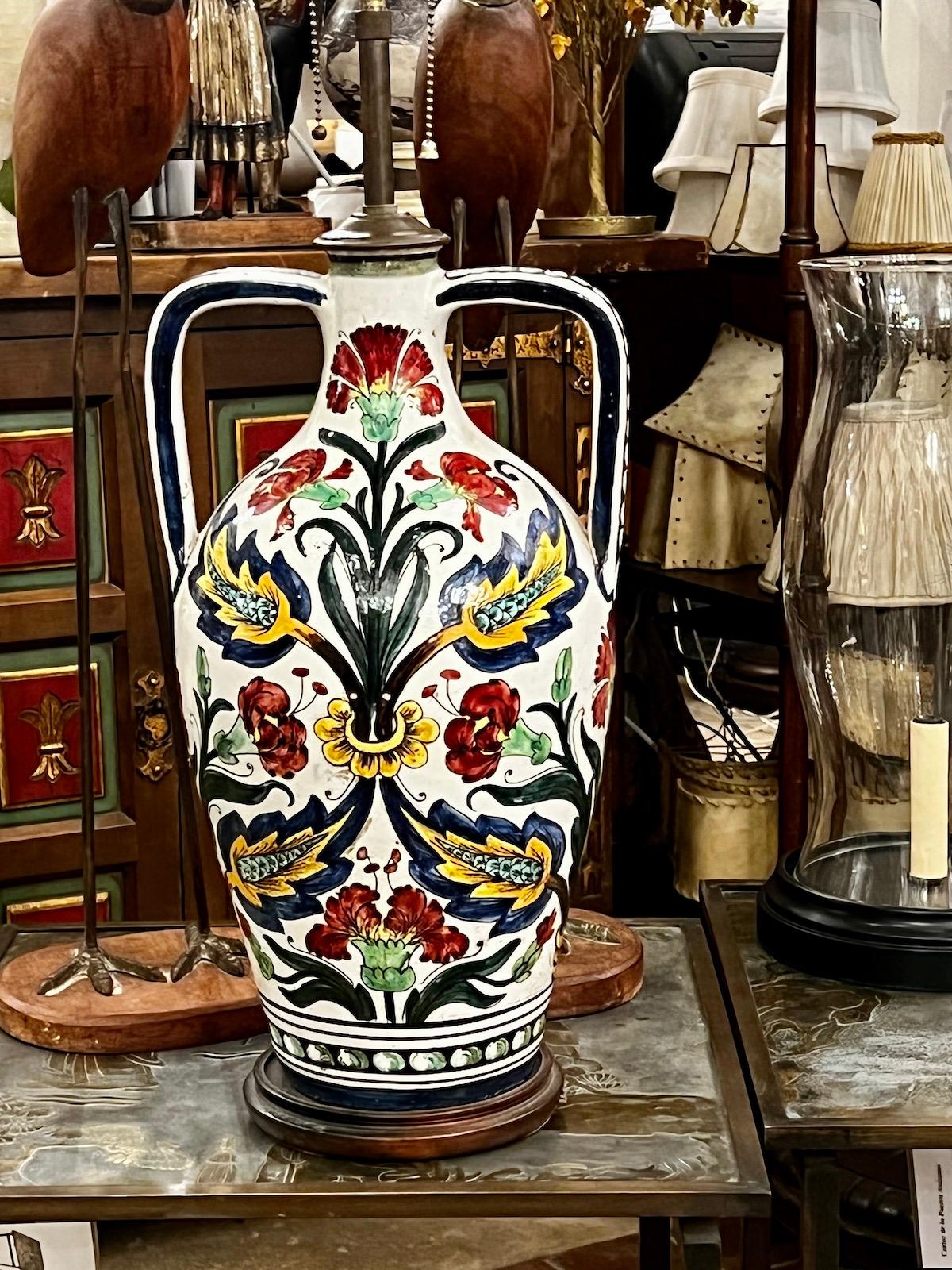 Début du 20ème siècle Lampe à fleurs en céramique ancienne en vente